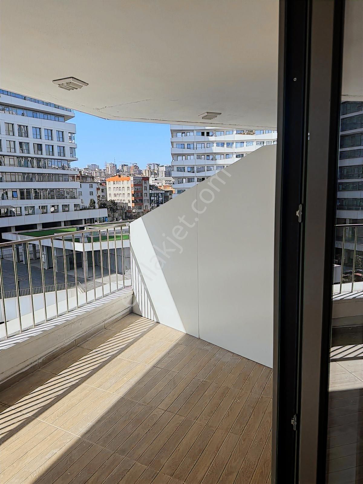 Alizeden Sefaköy İnönü De Yeni Bina Kısa Kat Özel Deko Boş