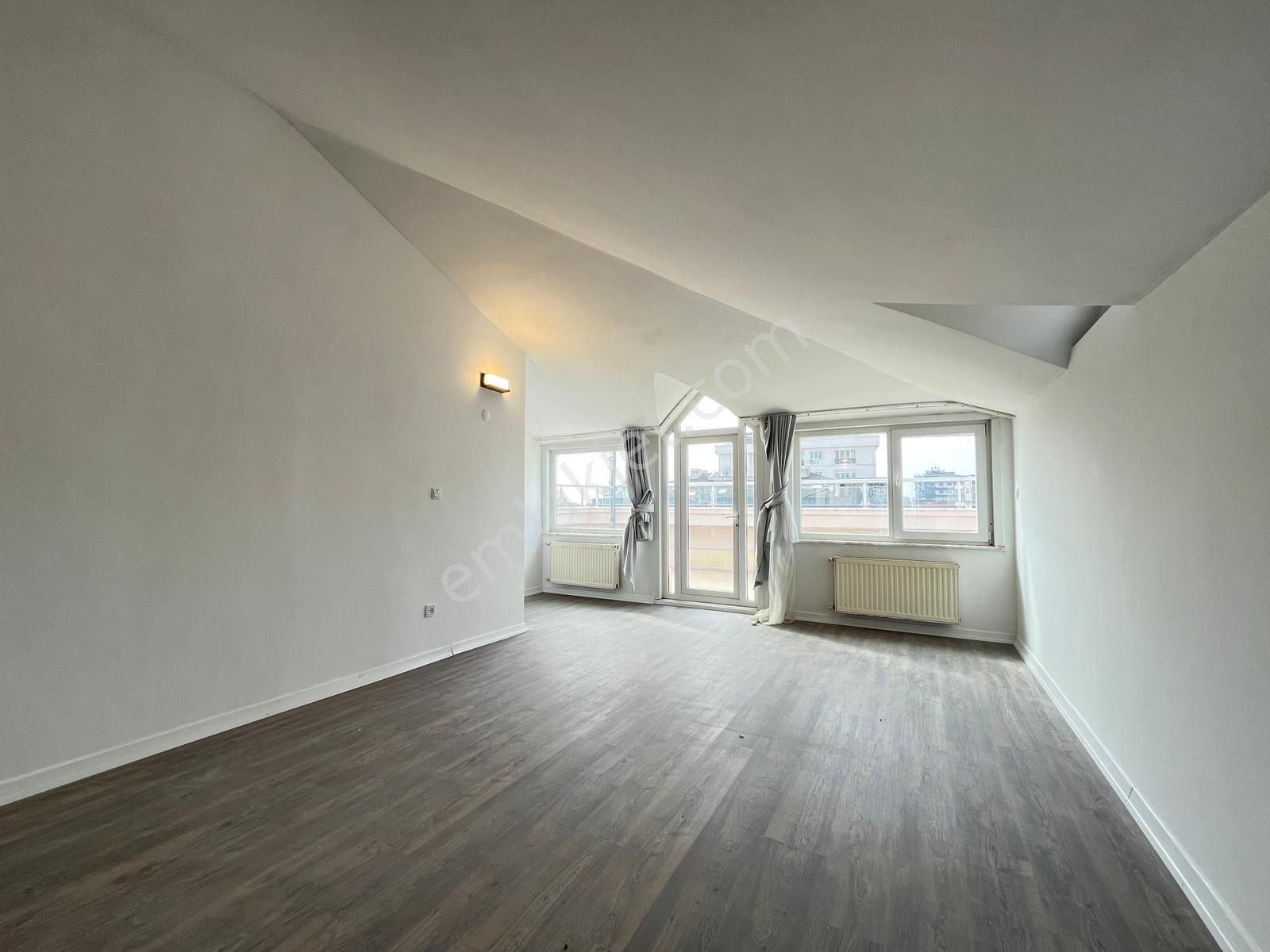 Kozyatağı'nda Emsalsiz 330m2 Deniz Manzaralı Teraslı Kiralık 3+1 - Görsel 23