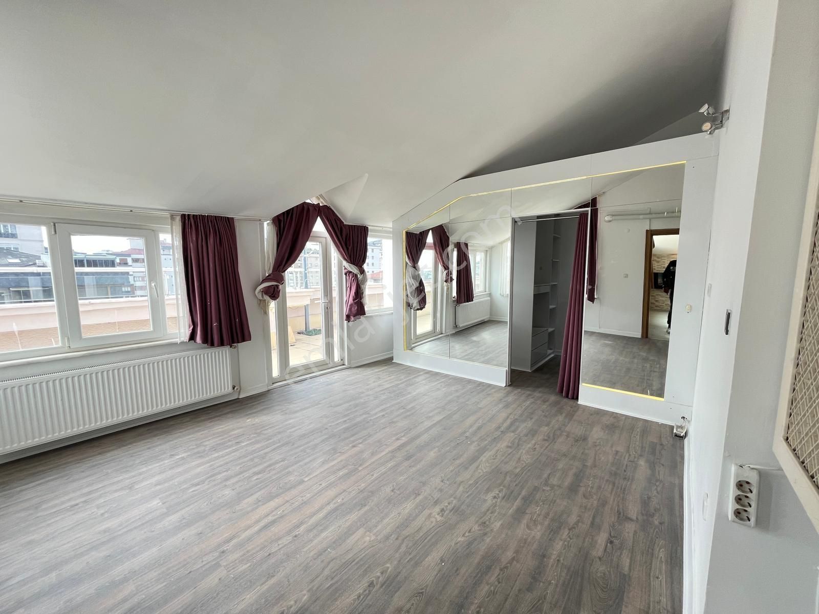 Kozyatağı'nda Emsalsiz 330m2 Deniz Manzaralı Teraslı Kiralık 3+1 - Görsel 18