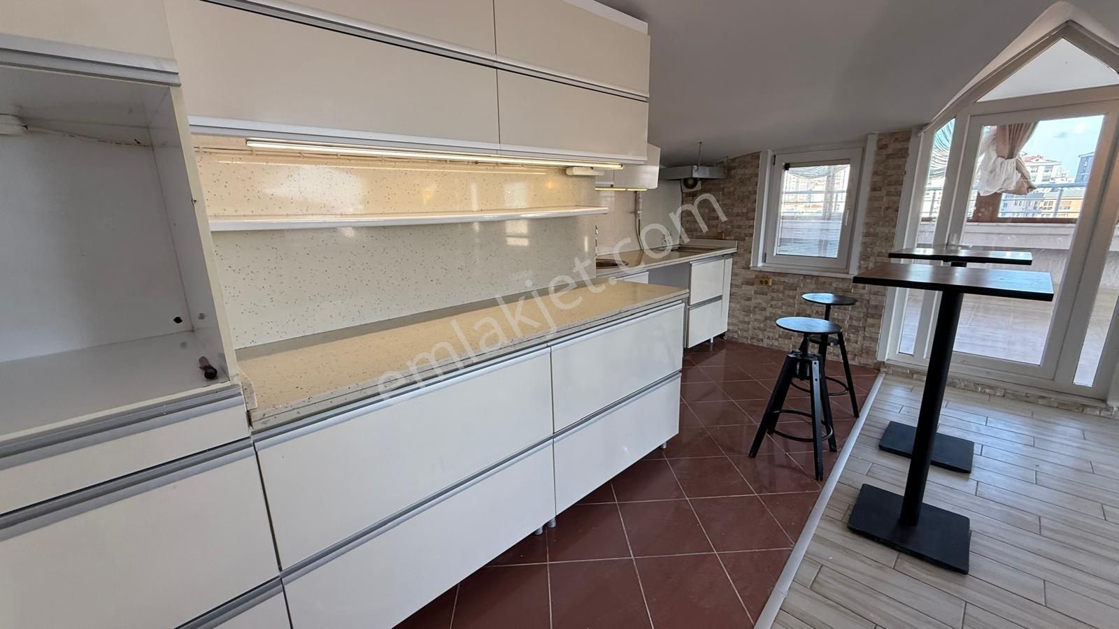 Kozyatağı'nda Emsalsiz 330m2 Deniz Manzaralı Teraslı Kiralık 3+1 - Görsel 26