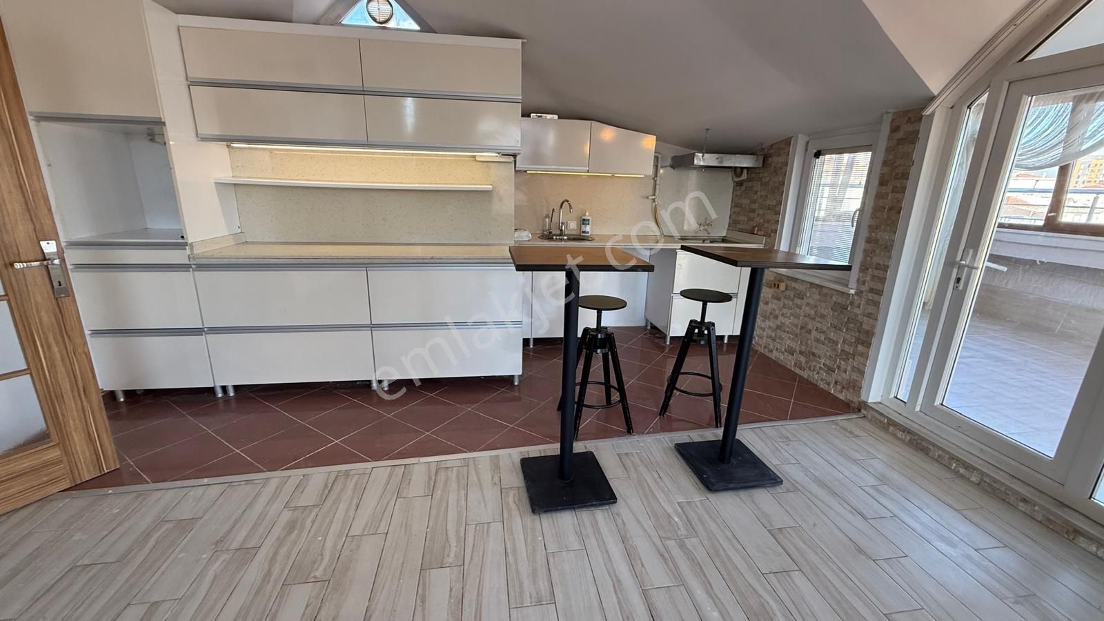 Kozyatağı'nda Emsalsiz 330m2 Deniz Manzaralı Teraslı Kiralık 3+1 - Görsel 24