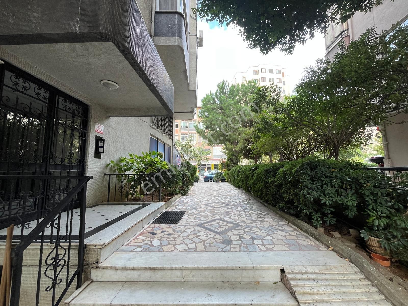 Kozyatağı'nda Emsalsiz 330m2 Deniz Manzaralı Teraslı Kiralık 3+1 - Görsel 13