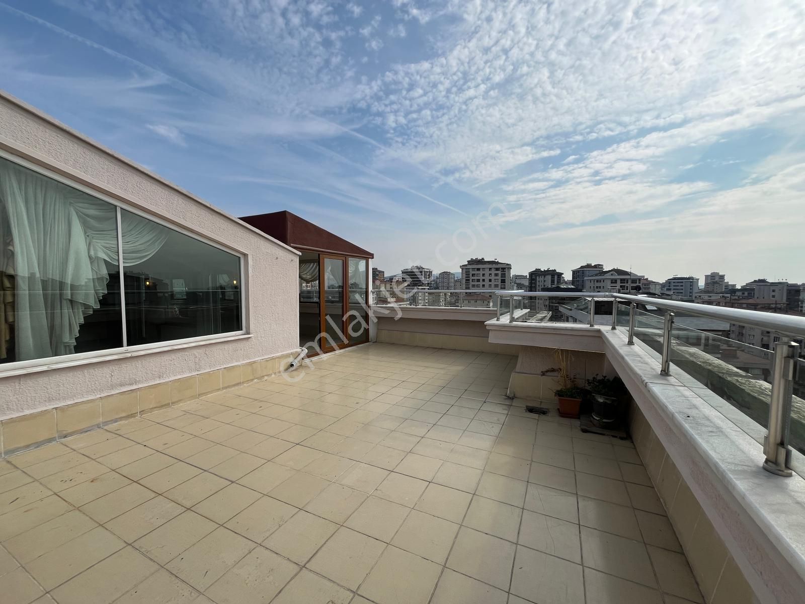Kozyatağı'nda Emsalsiz 330m2 Deniz Manzaralı Teraslı Kiralık 3+1