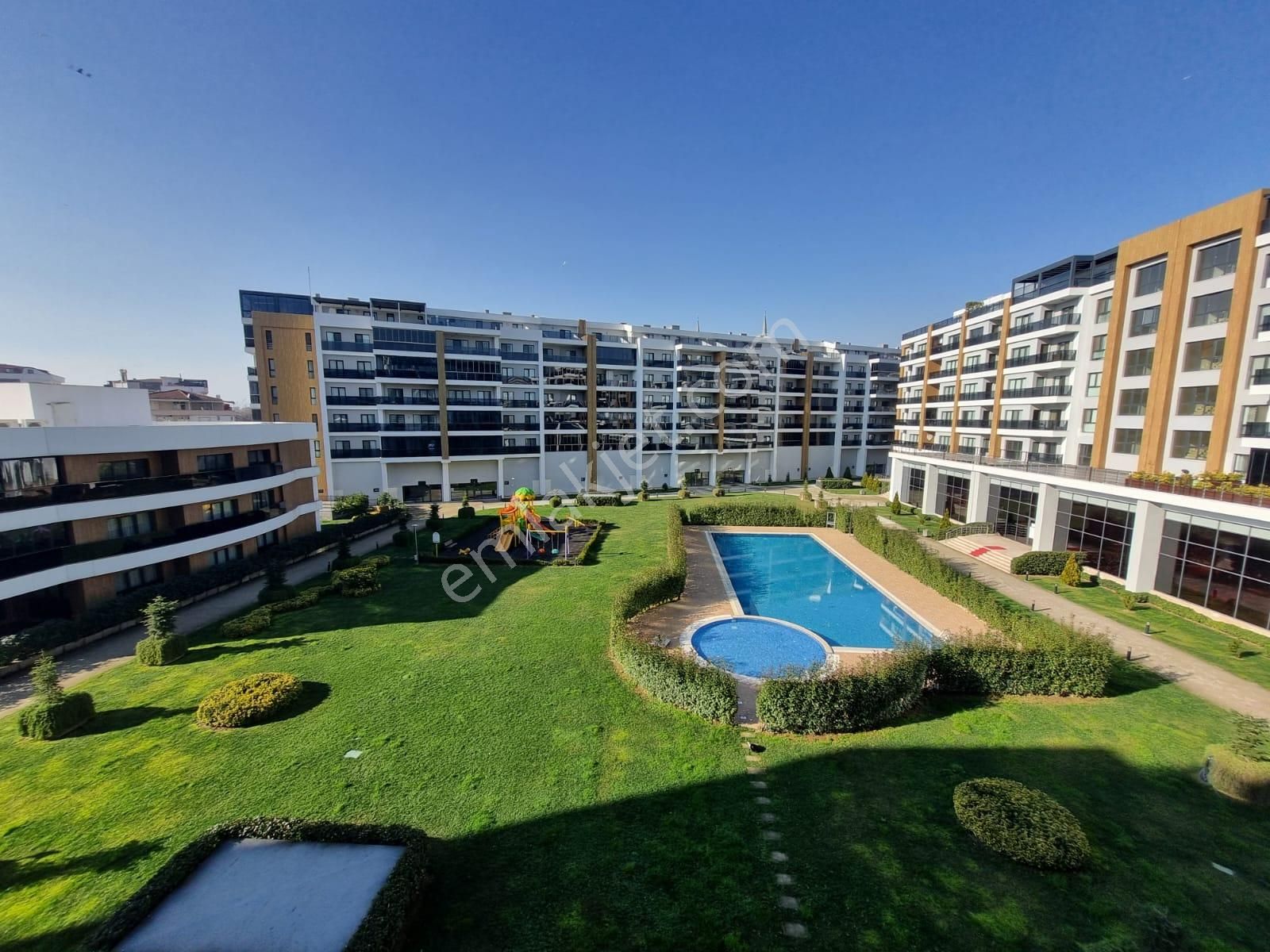 Tuzla’nın Prestijli Projesinde Peyzaj Ve Havuz Cepheli, Full Eşyalı 2+1 Kiralık Daire