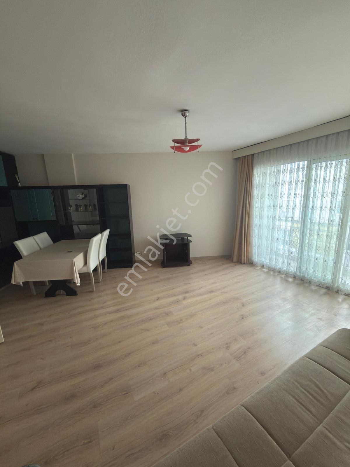 Saadet Korkmaz'dan Merkezde Denize 50 Metre Ayrı Mutfaklı Kiralık 3+1 - Görsel 4