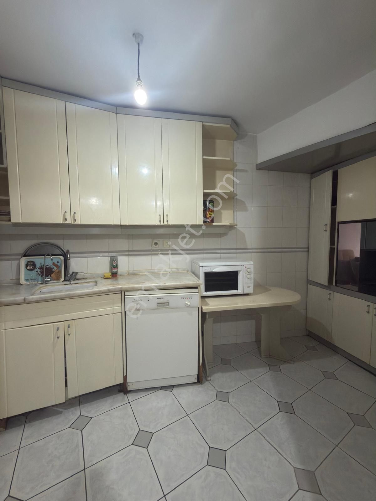 Saadet Korkmaz'dan Merkezde Denize 50 Metre Ayrı Mutfaklı Kiralık 3+1 - Görsel 17