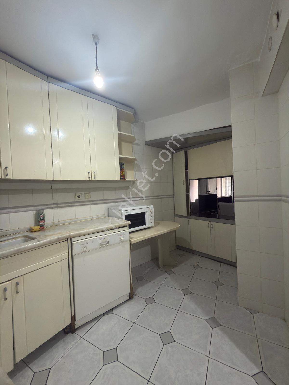 Saadet Korkmaz'dan Merkezde Denize 50 Metre Ayrı Mutfaklı Kiralık 3+1 - Görsel 14