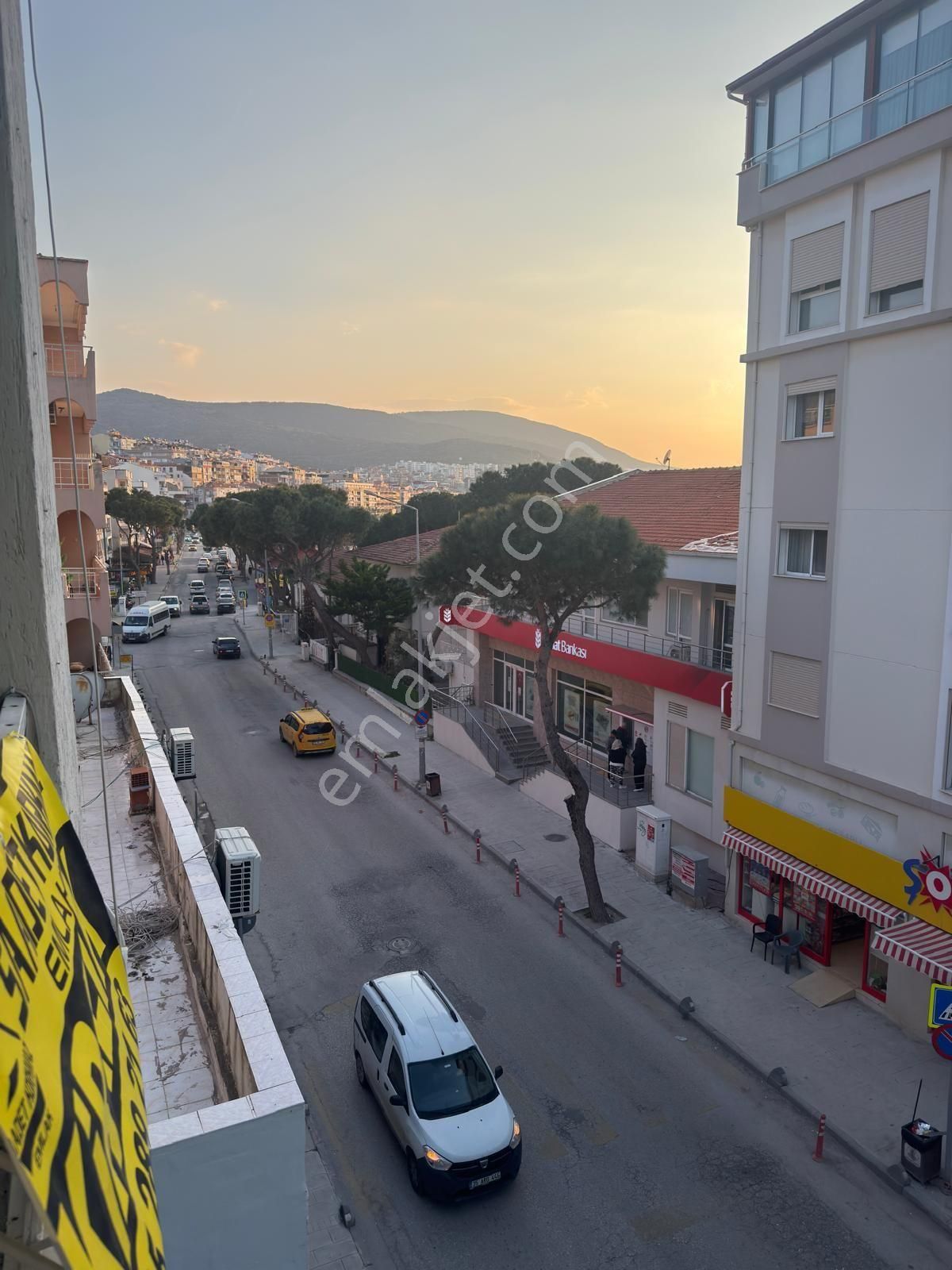 Saadet Korkmaz'dan Merkezde Denize 50 Metre Ayrı Mutfaklı Kiralık 3+1 - Görsel 2