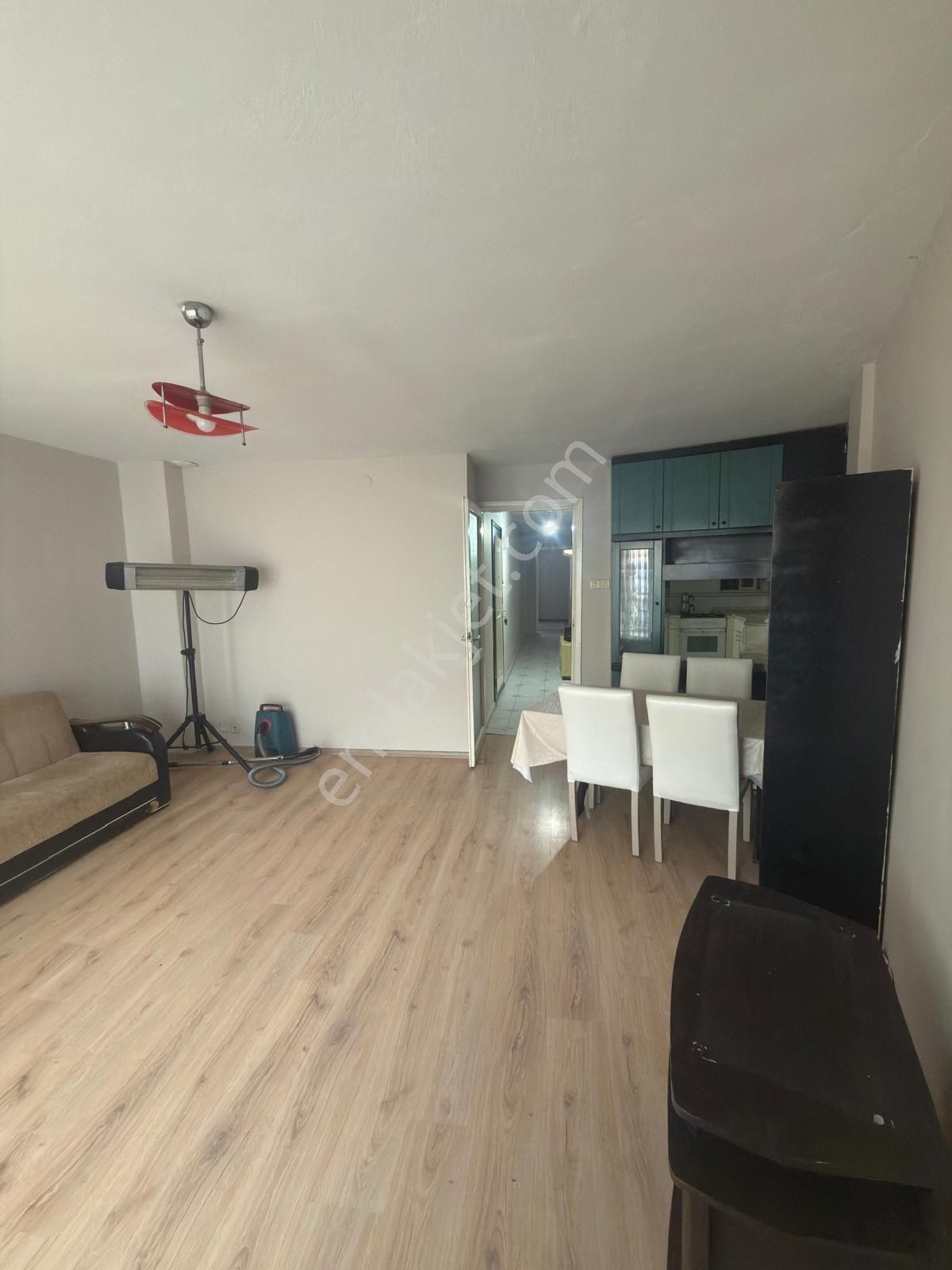 Saadet Korkmaz'dan Merkezde Denize 50 Metre Ayrı Mutfaklı Kiralık 3+1 - Görsel 5