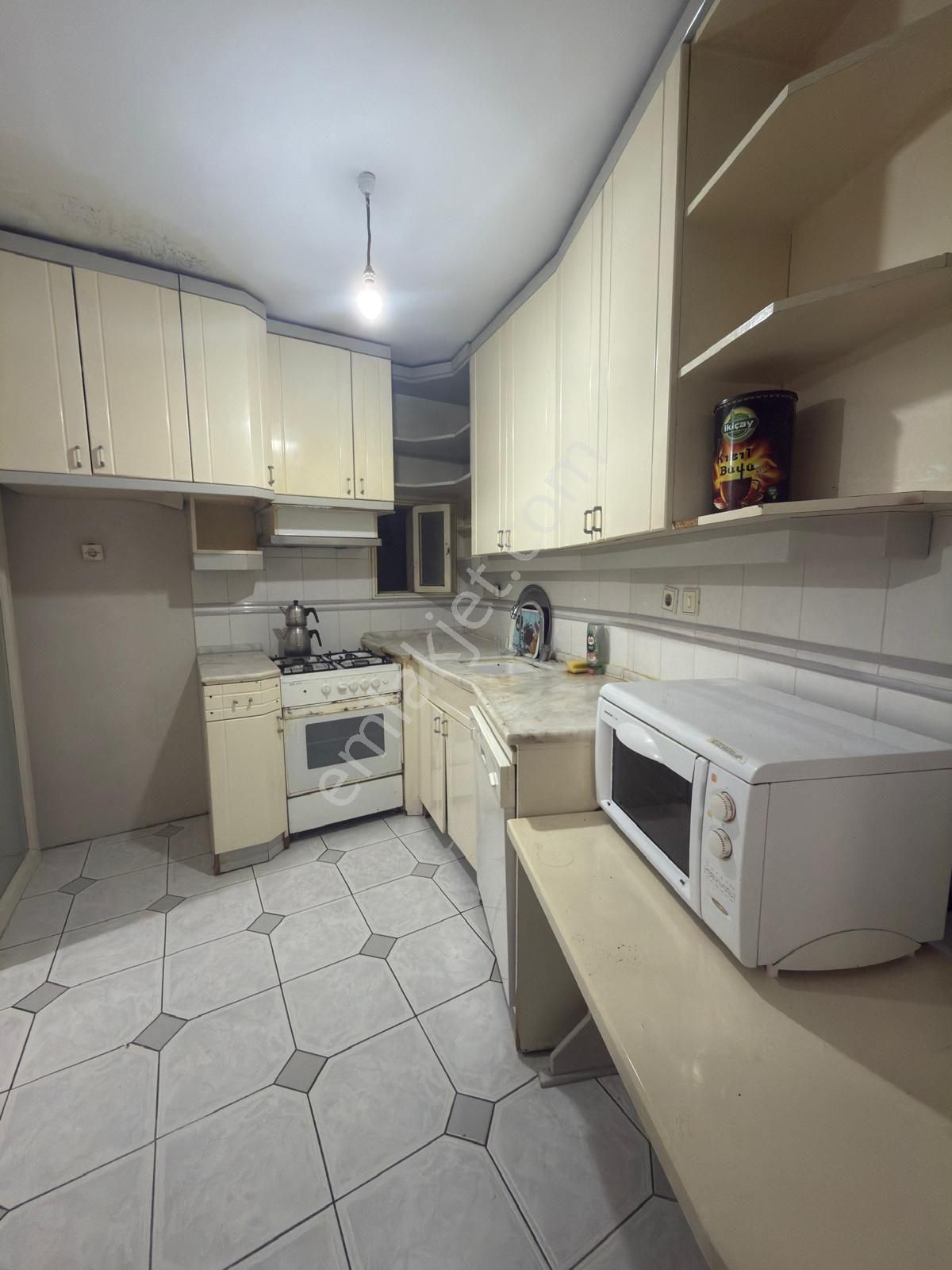 Saadet Korkmaz'dan Merkezde Denize 50 Metre Ayrı Mutfaklı Kiralık 3+1 - Görsel 16