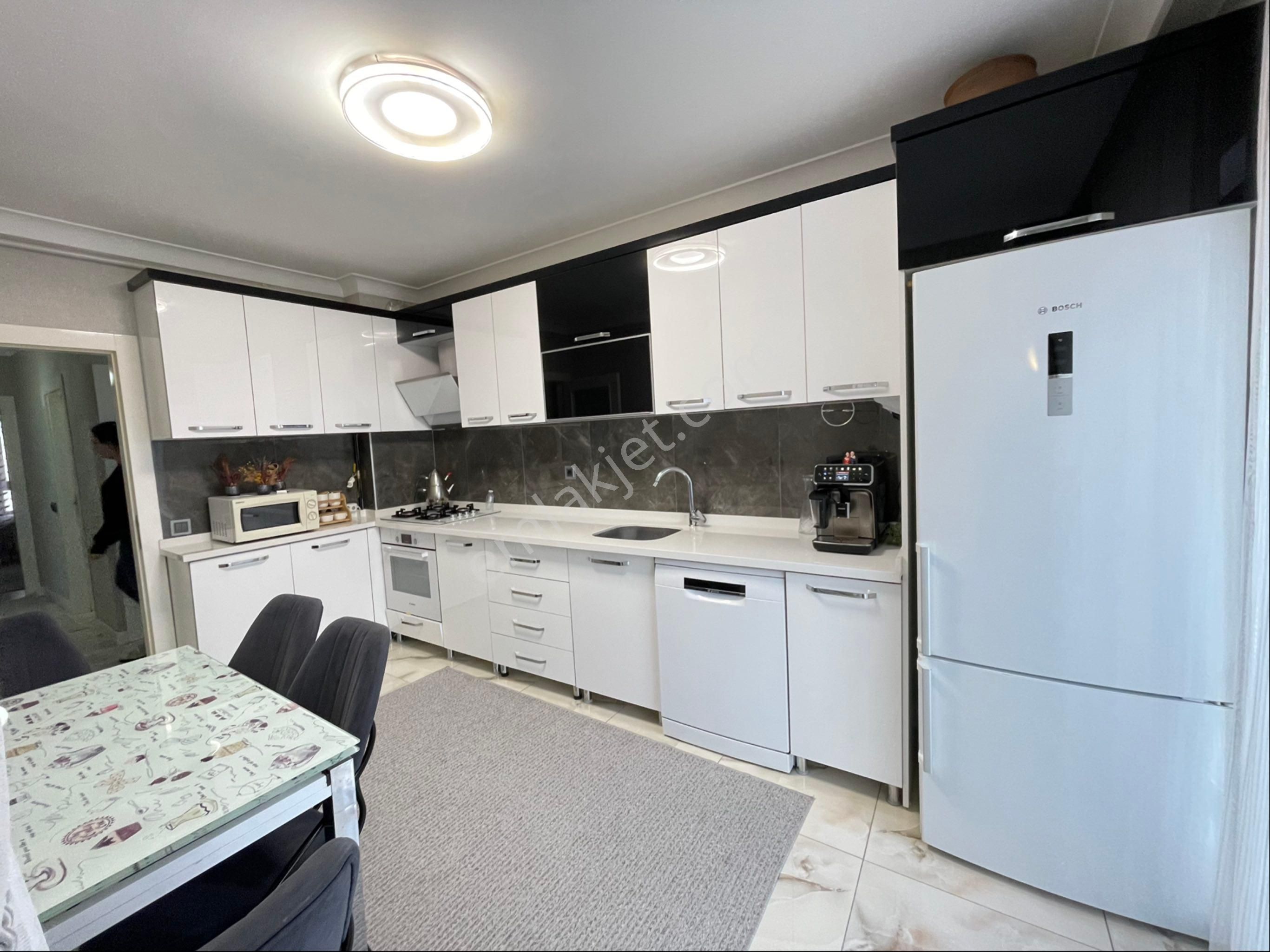 Keçiören Uyanışta Full Yapılı Asansörlü Ebeveyn Banyolu Katta Acill Satılık Daire - Görsel 15