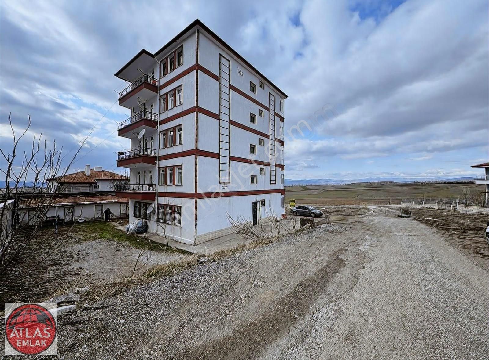 Atlas'tan Kök Tapu Yüksek Kredili Ara Kat 3+1 Daire