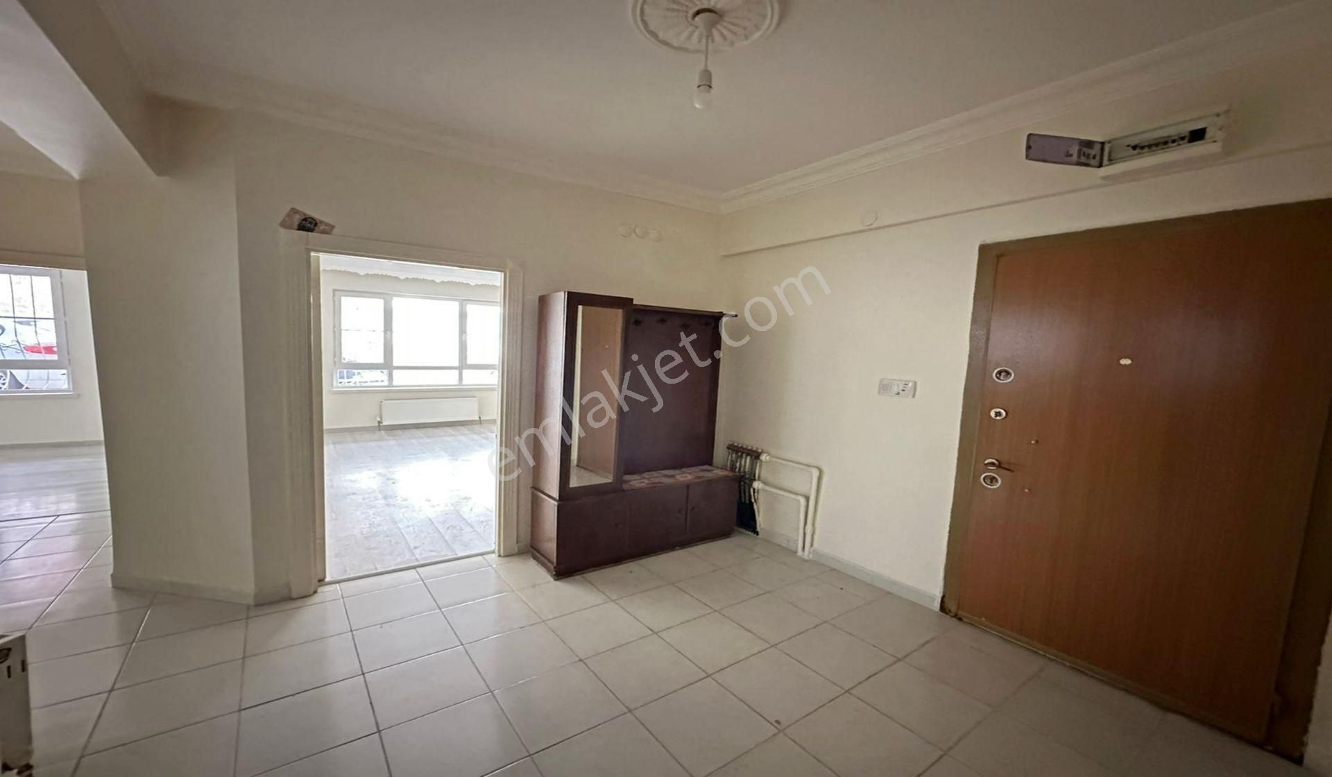 Ufuktepede Demirciler Sokakda Giriş Katta 3+1 Yapılı Masrafsız - Görsel 24