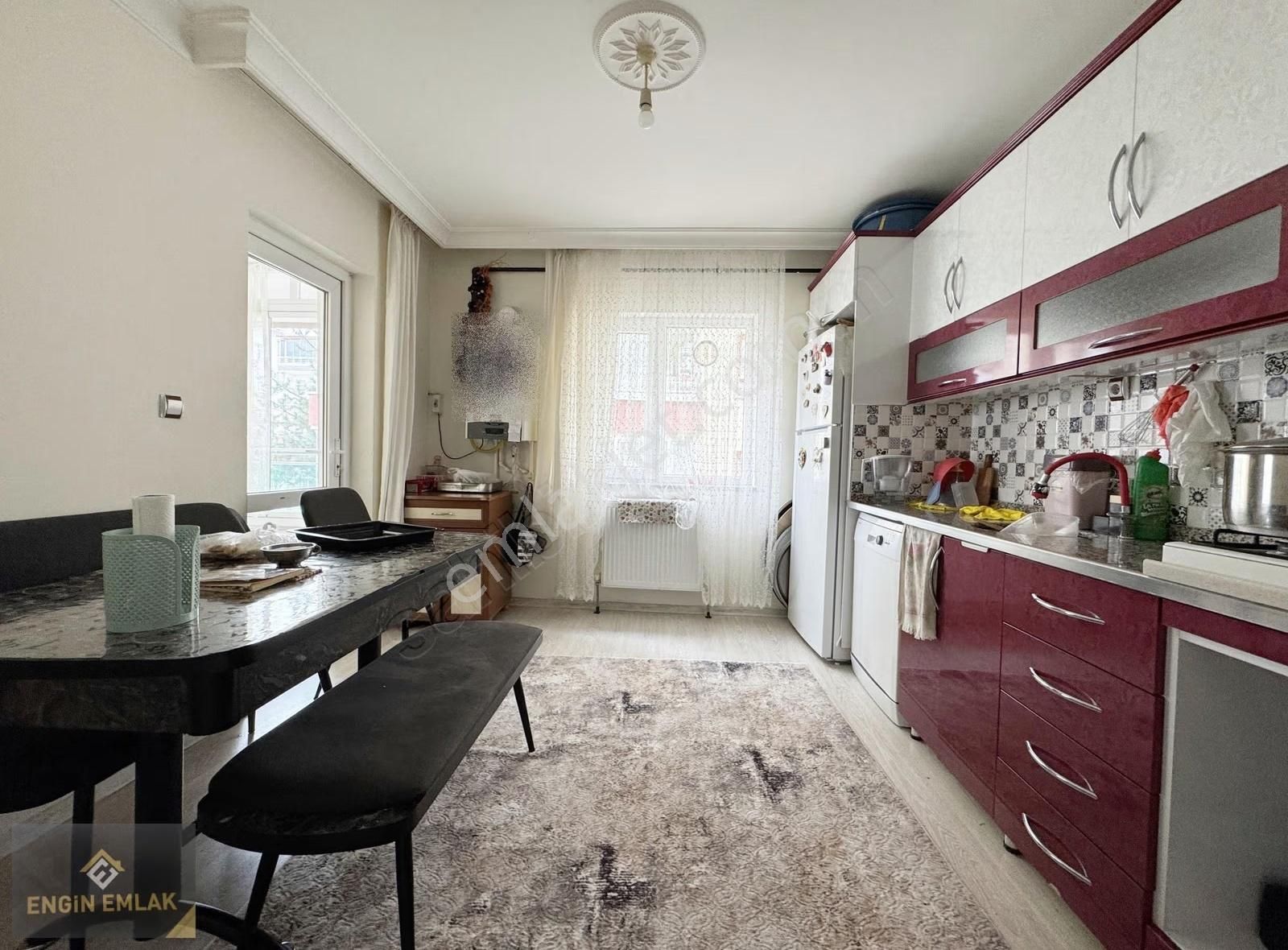 Engin Emlak'tan Altınova Mah. Ebeveyn Banyo'lu 3+1 Y. Giriş