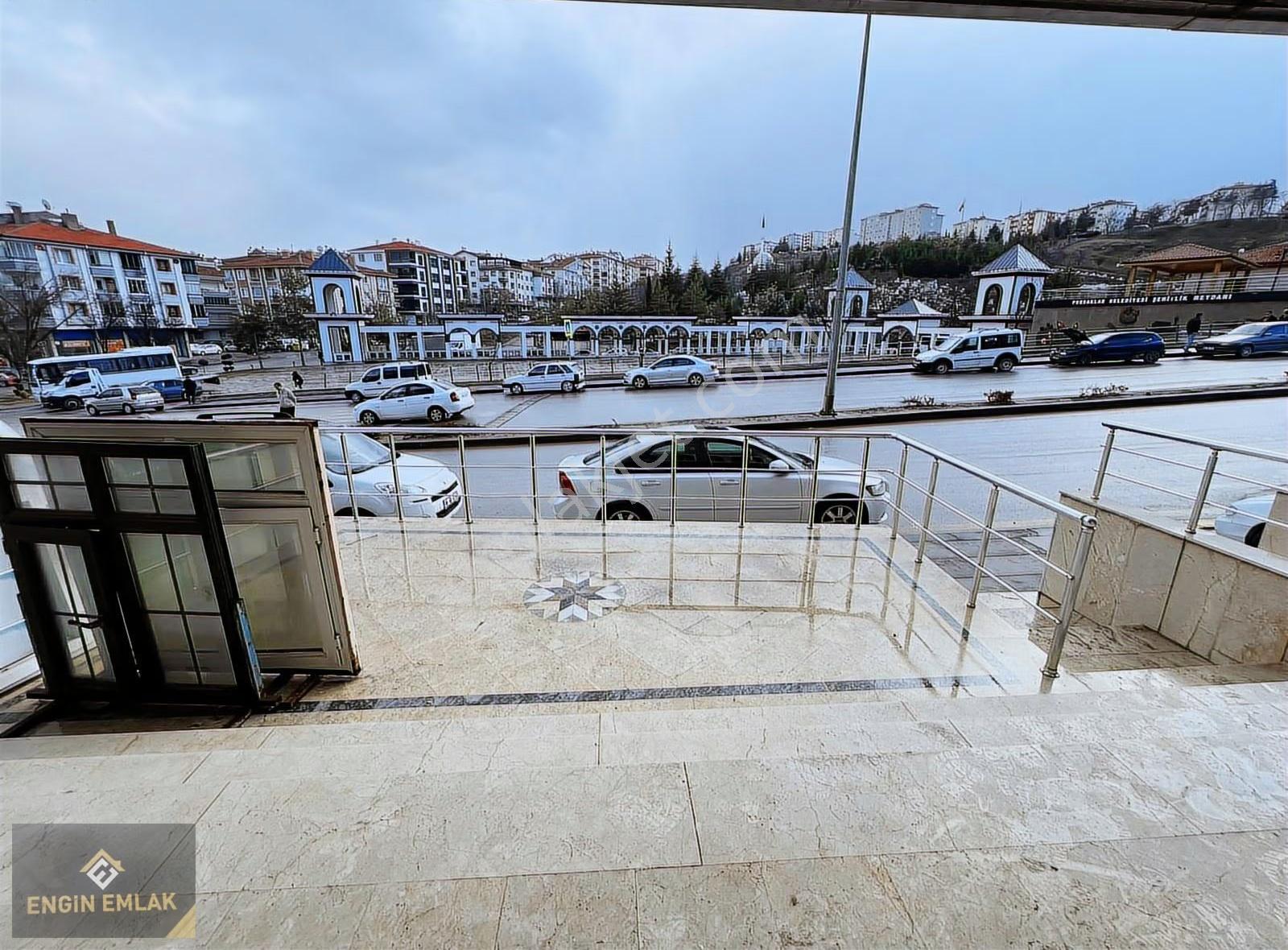 Engin Emlak'tan Cadde Üzerin'de İşlek Konum'da Masrafsız Dükkan - Görsel 27