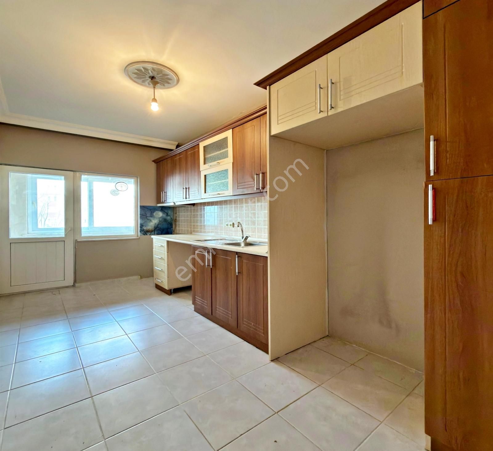 Barış Mahallesinde 2008 Yapımı Boş 3+1 Acil Satılık Daire - Görsel 11