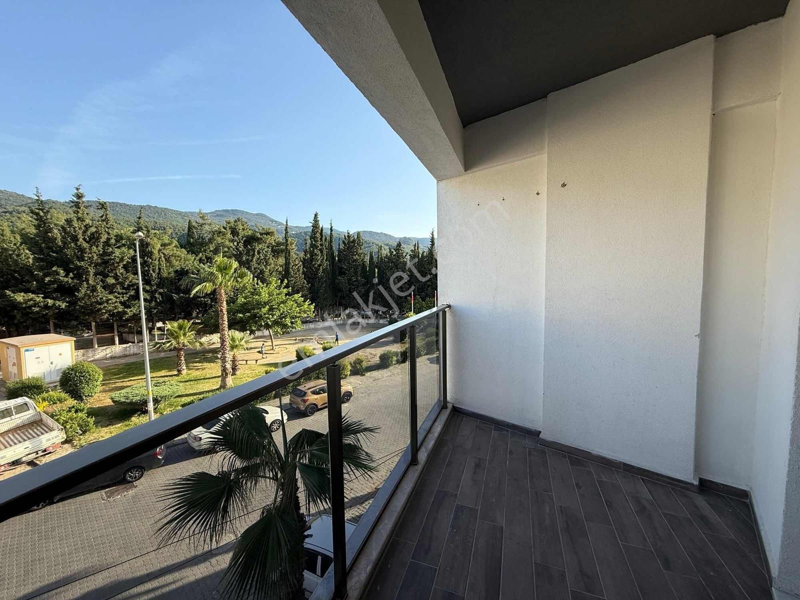 Kuşadası Davutlar'da Ara Kat Full Sıfır Eşyalı Satılık 2+1 Daire - Görsel 8