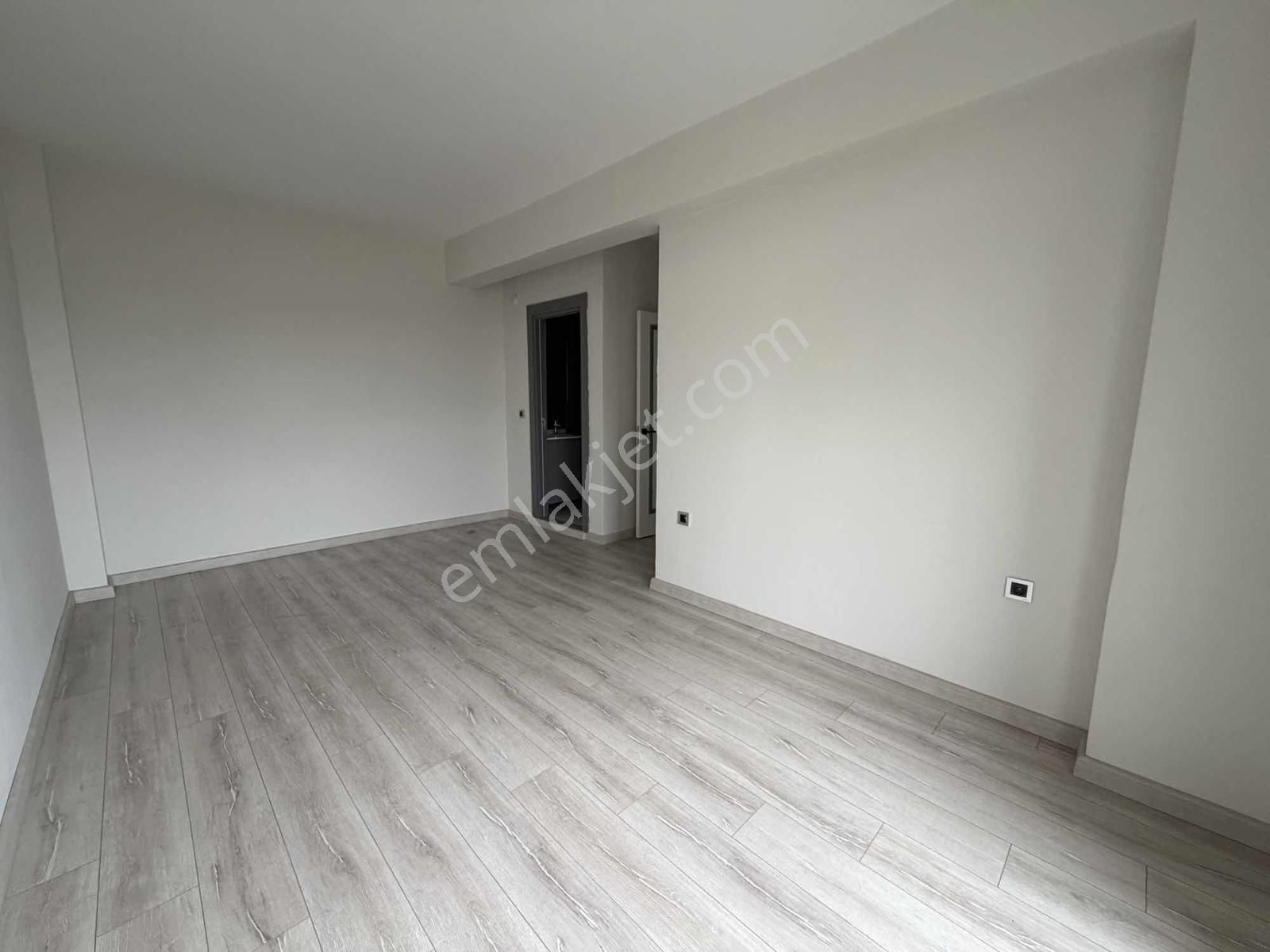 Esenlerde Site İçi Yüzme Havuzlu Cadde Üzerinde Kiralık 3+1 - Görsel 2