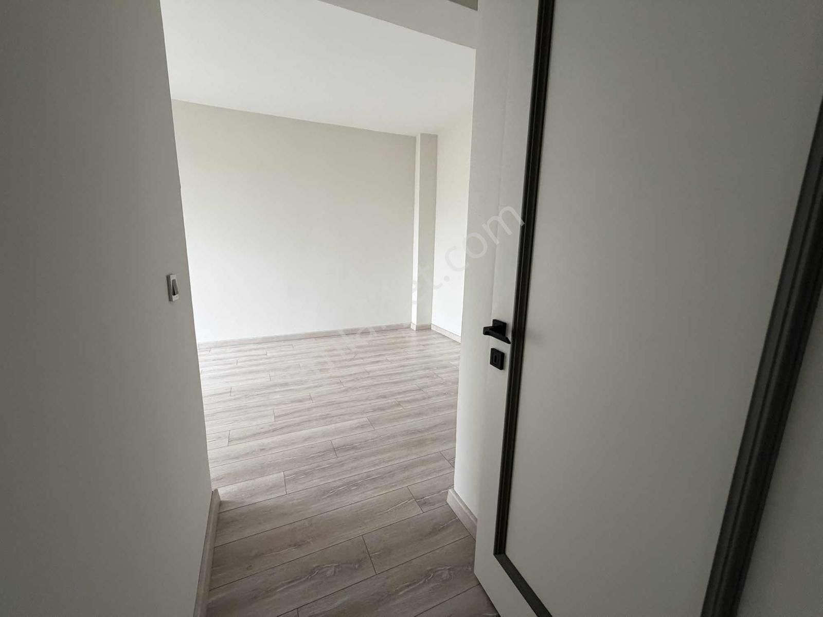 Esenlerde Site İçi Yüzme Havuzlu Cadde Üzerinde Kiralık 3+1 - Görsel 15