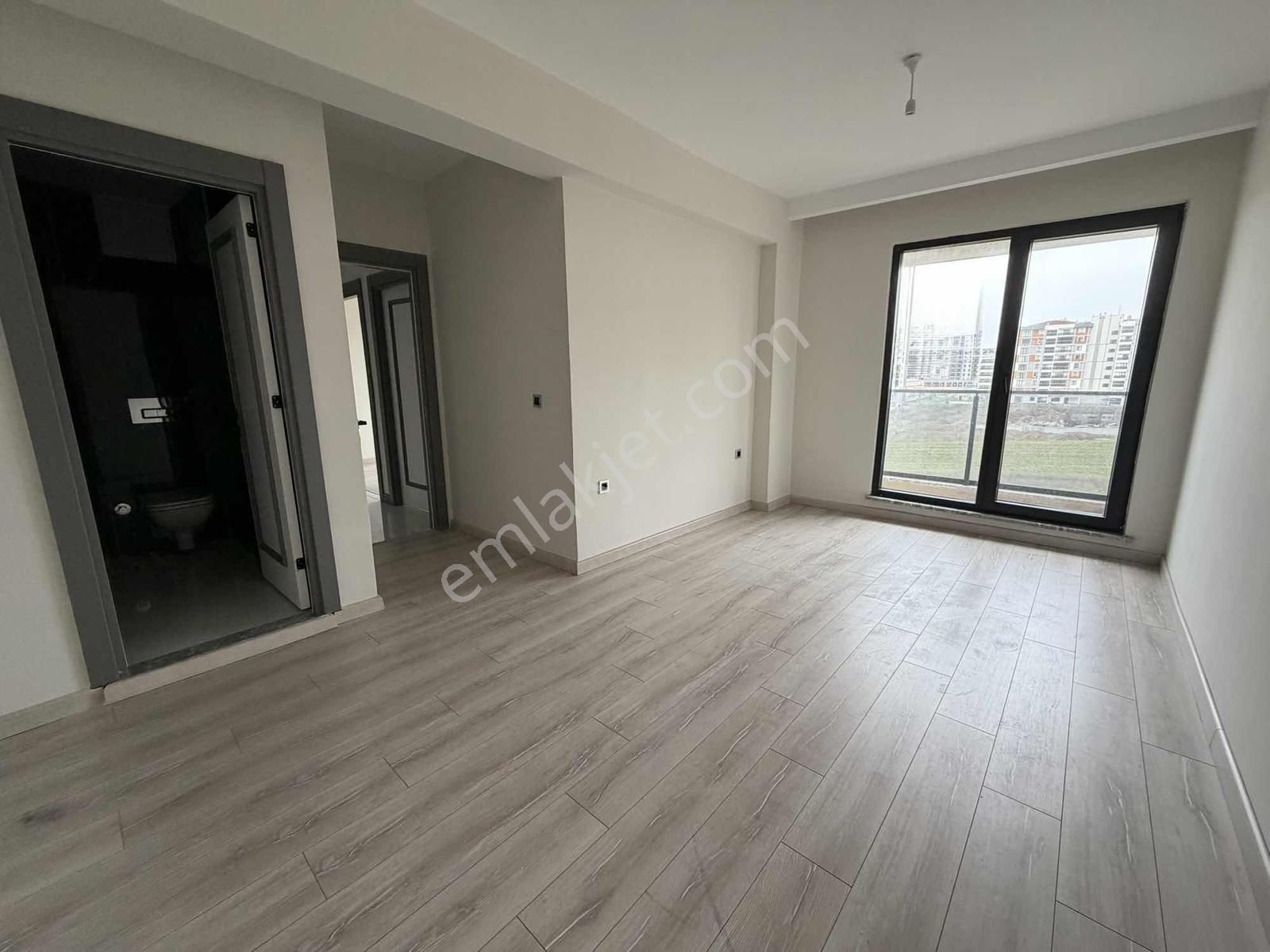 Esenlerde Site İçi Yüzme Havuzlu Cadde Üzerinde Kiralık 3+1 - Görsel 3