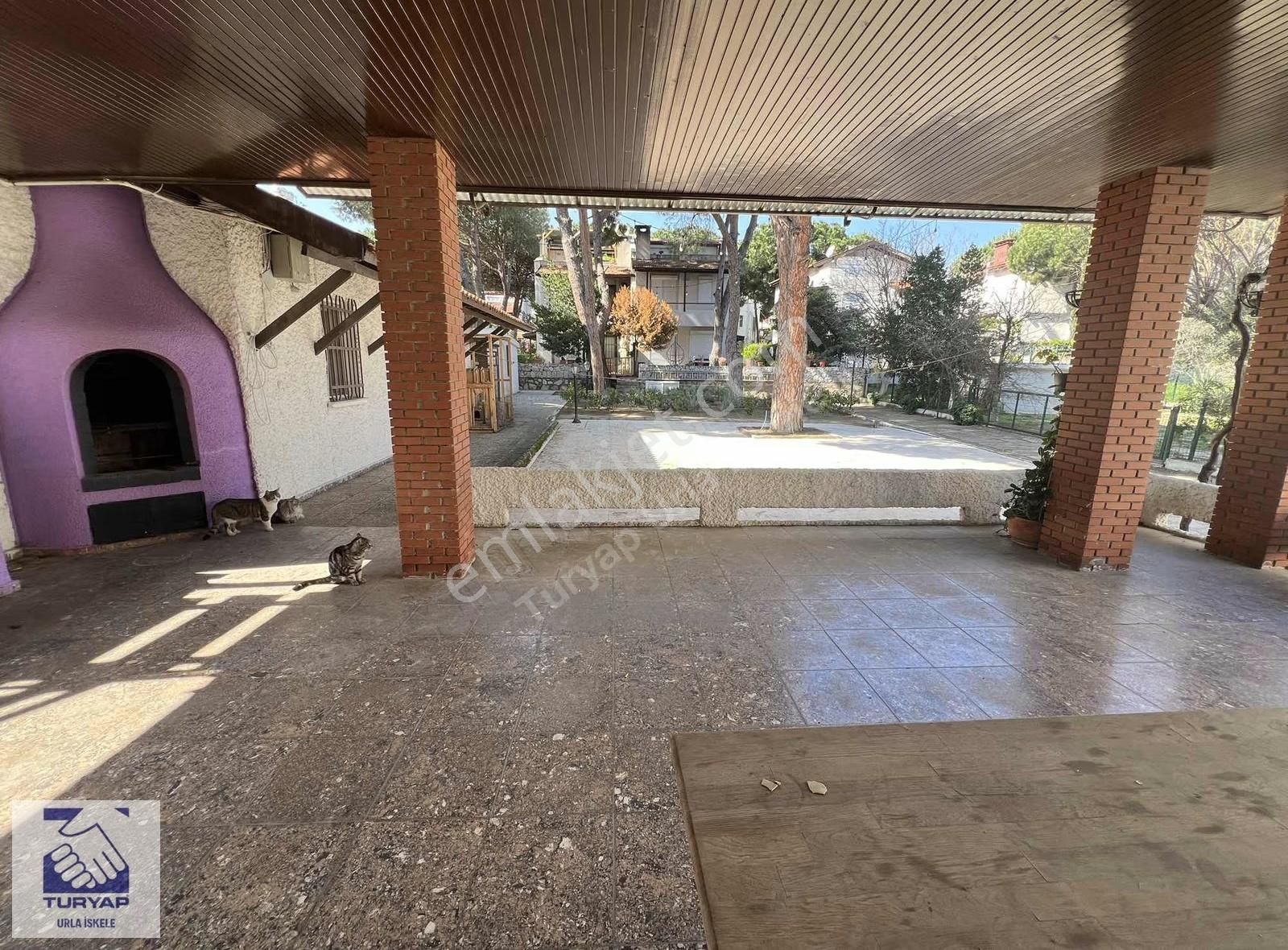 Urla İskele'de Denize Sıfır 2+1 Odalı Kiralık - Görsel 2