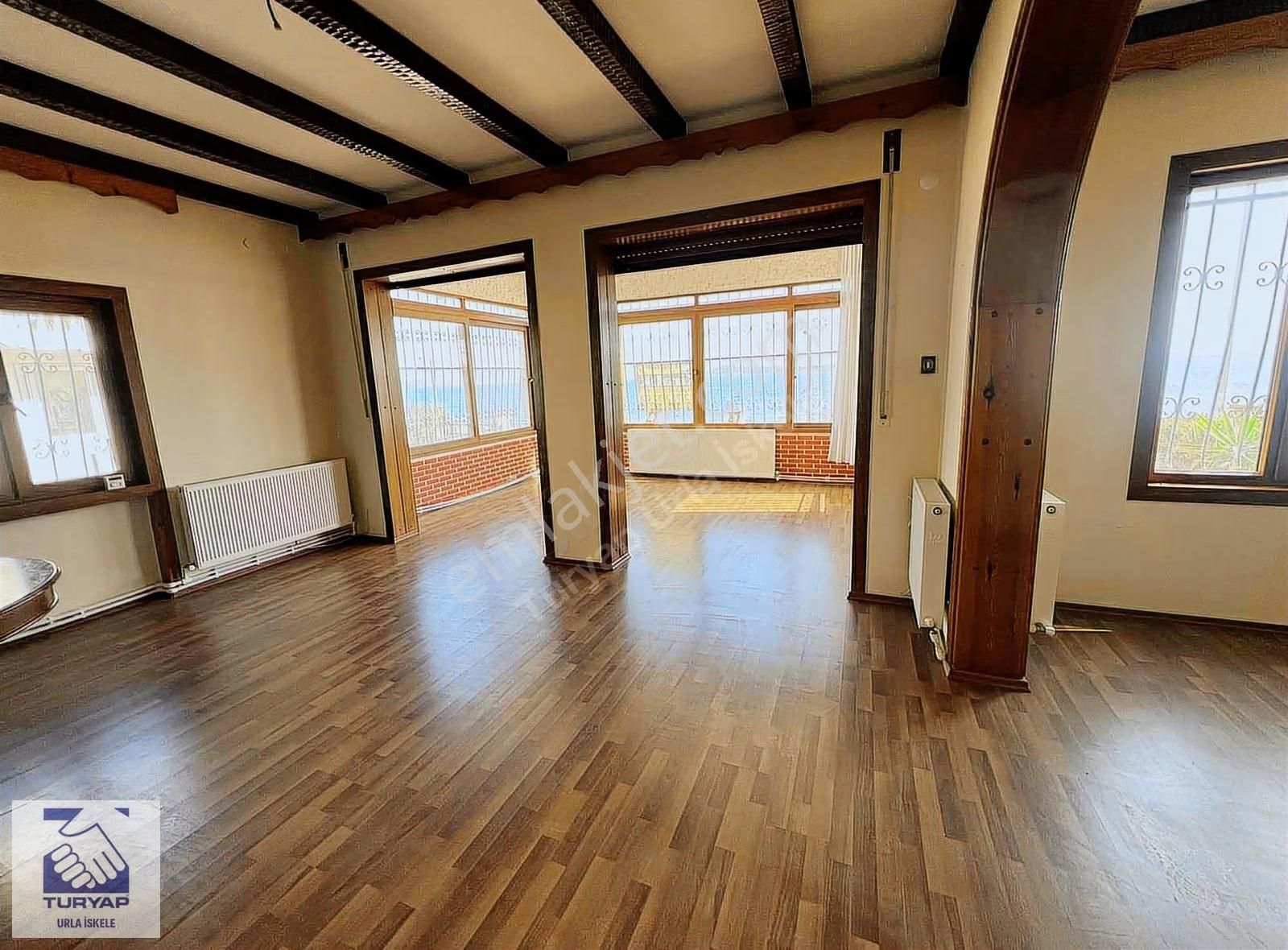 Urla İskele'de Denize Sıfır 2+1 Odalı Kiralık - Görsel 9