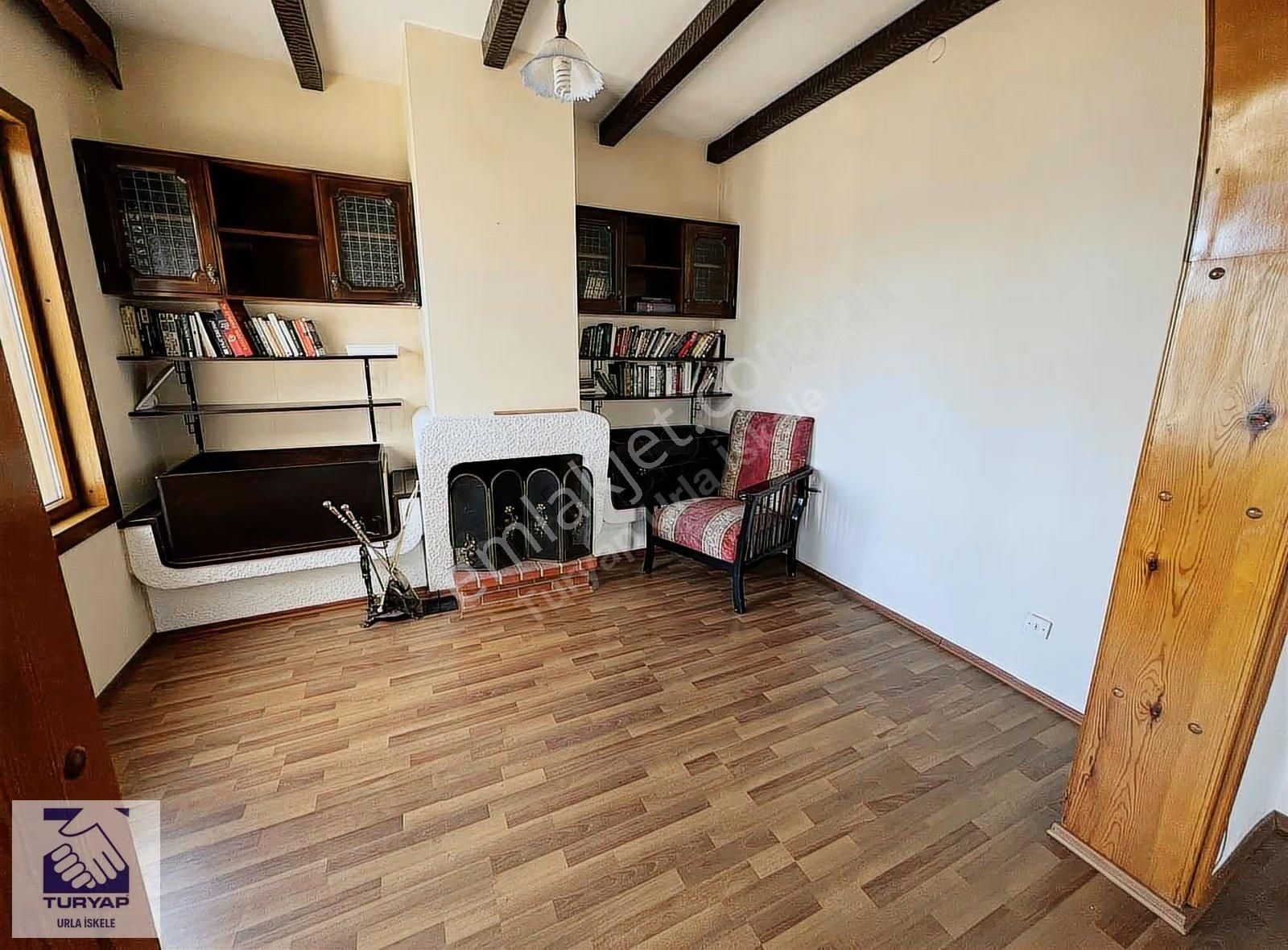 Urla İskele'de Denize Sıfır 2+1 Odalı Kiralık - Görsel 13