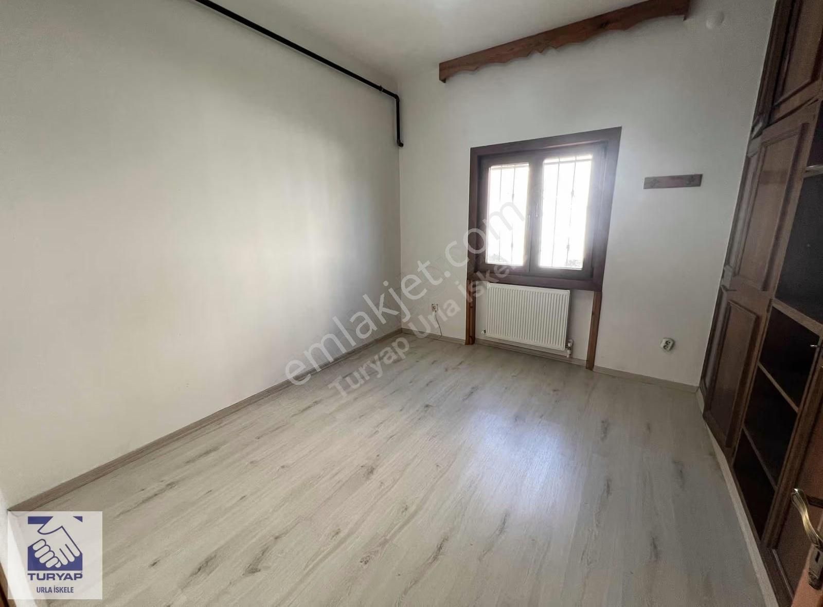 Urla İskele'de Denize Sıfır 2+1 Odalı Kiralık - Görsel 3