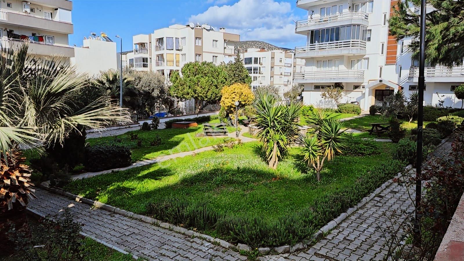 Kuşadası Merkezi Konumlu'kapalı Mutfak.3+1,fırsat Daire.dogalgaz