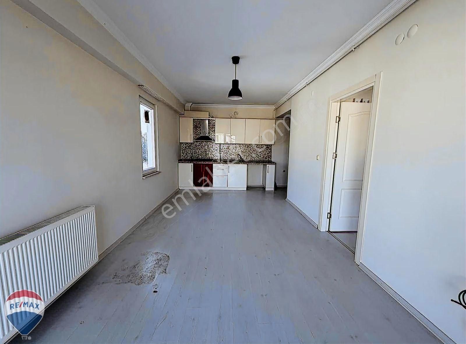 Remax Mavi'den Bahçelievler Mah. Kiralık Garajlı 1+1 Apart Daire - Görsel 2
