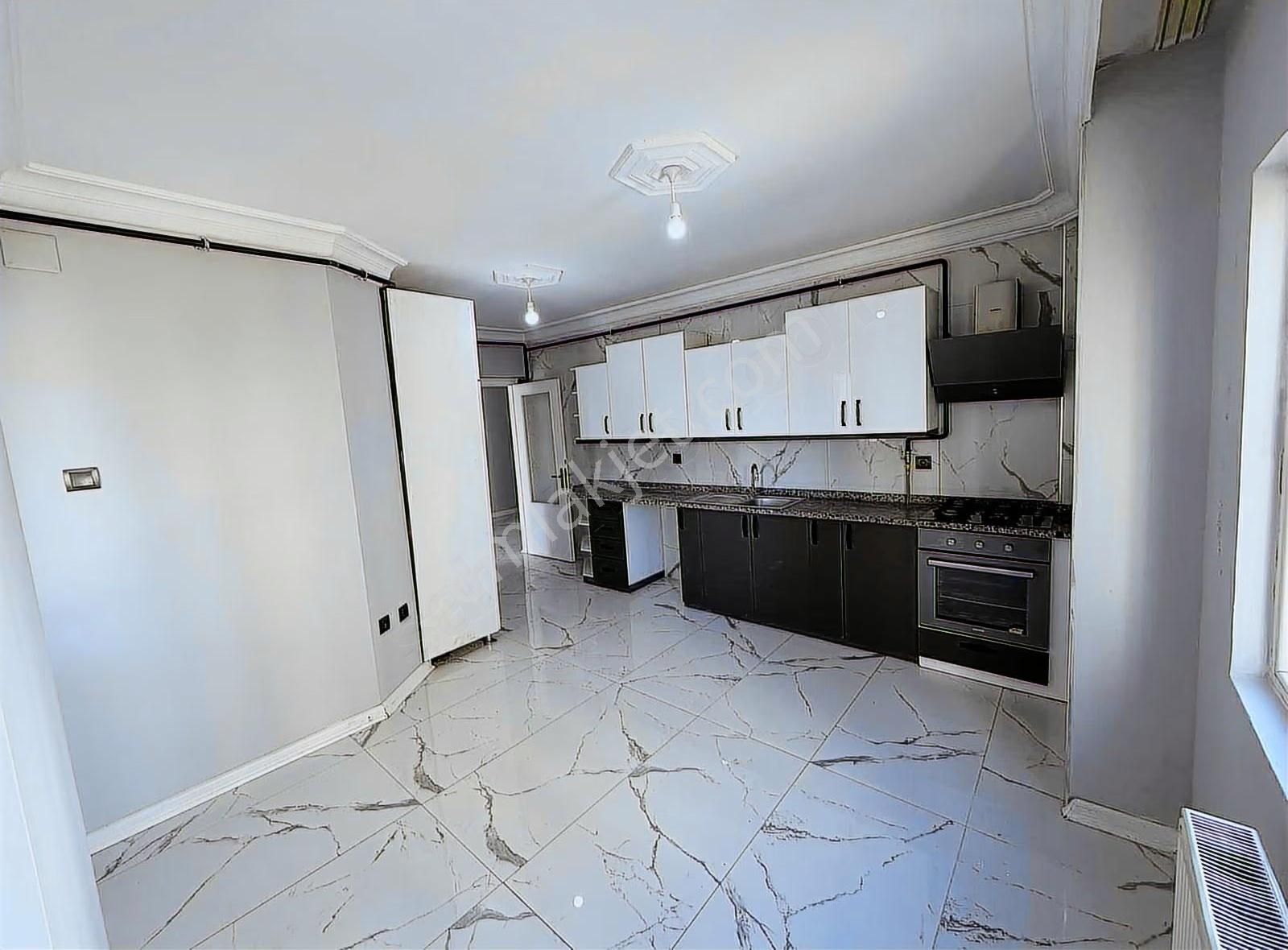 T.özal Bulv Metro Durağı Civarı 3+1 K.m Doğalgazlı