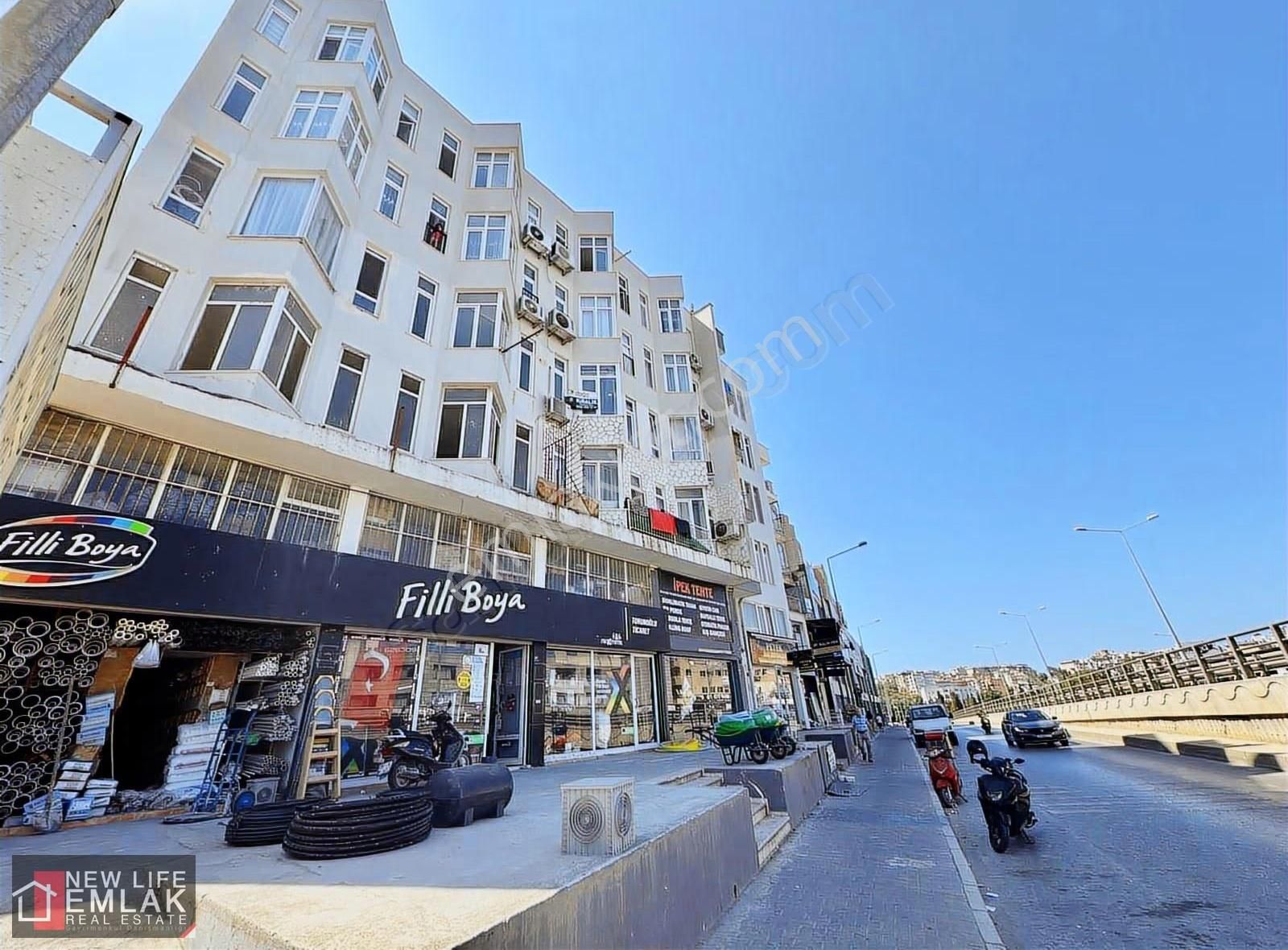 Kuşadası'nda Yatırımlık Anayol Cepheli 1+1 Daire/işyeri