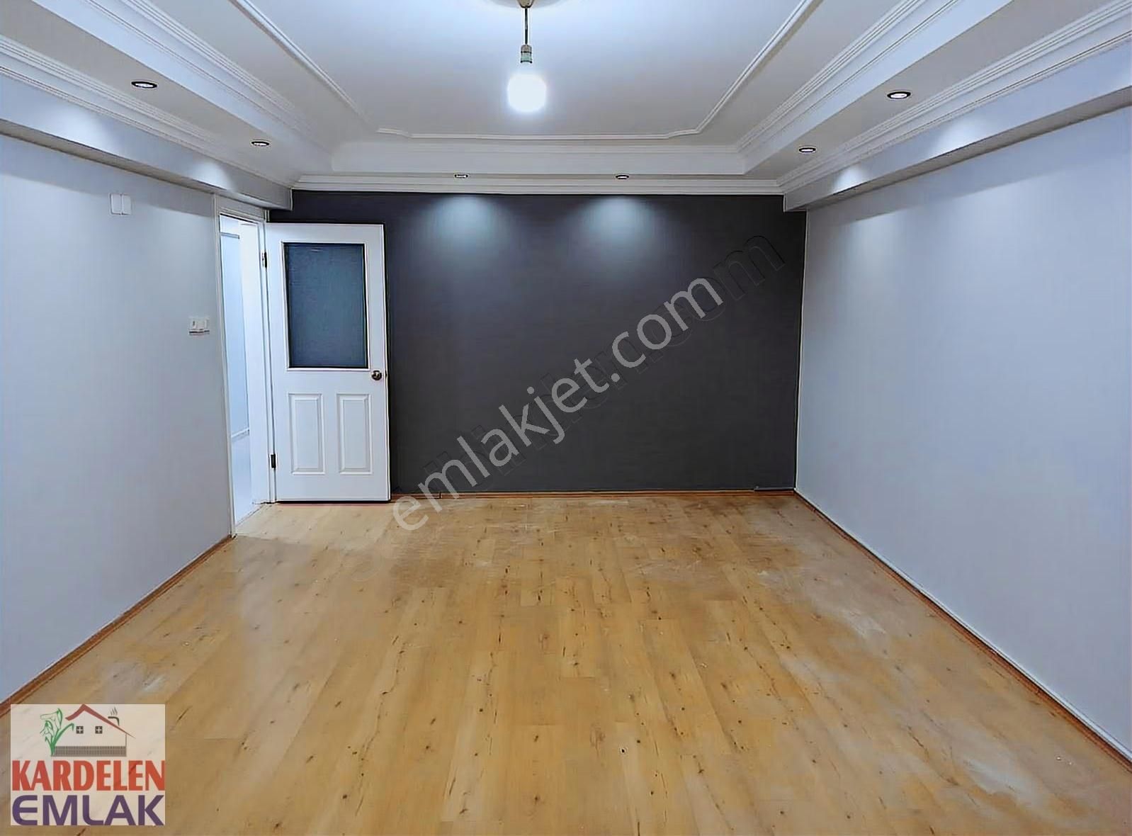 Soma Kardelen Emlak'tan Atatürk Caddesinde 3+1 Satılık Daire...