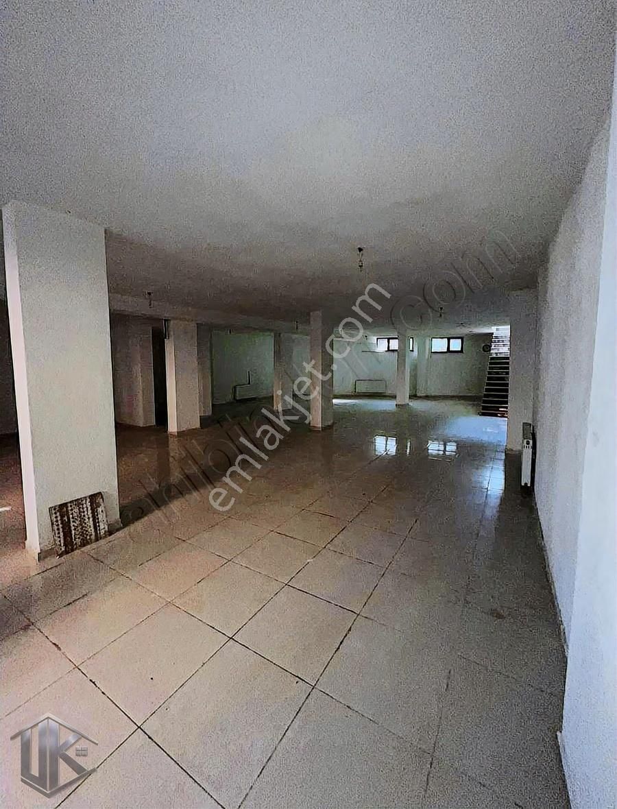 Uğur Gayrimenkul'den Cadde Üzeri Geniş Kiralık Dükkan