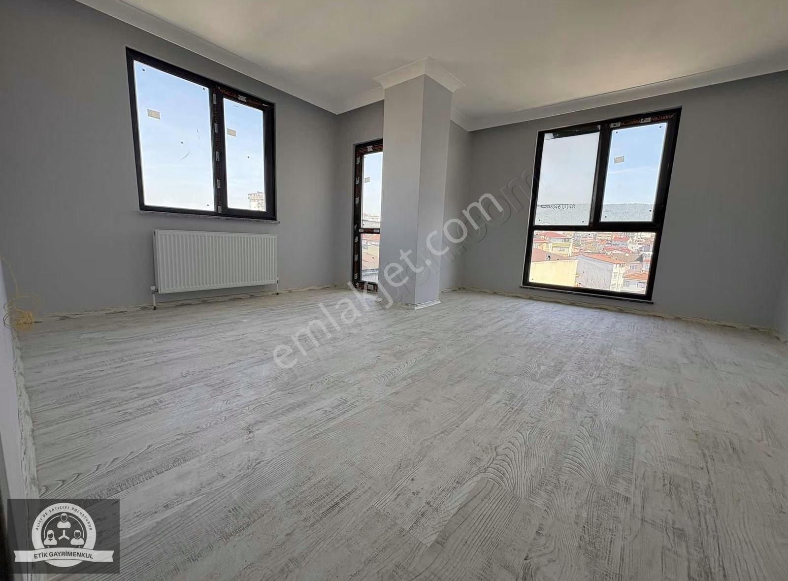Sultanbeyli Ahmet Yesevide 4+1 Manzaralı Çatı Dubleks Daire
