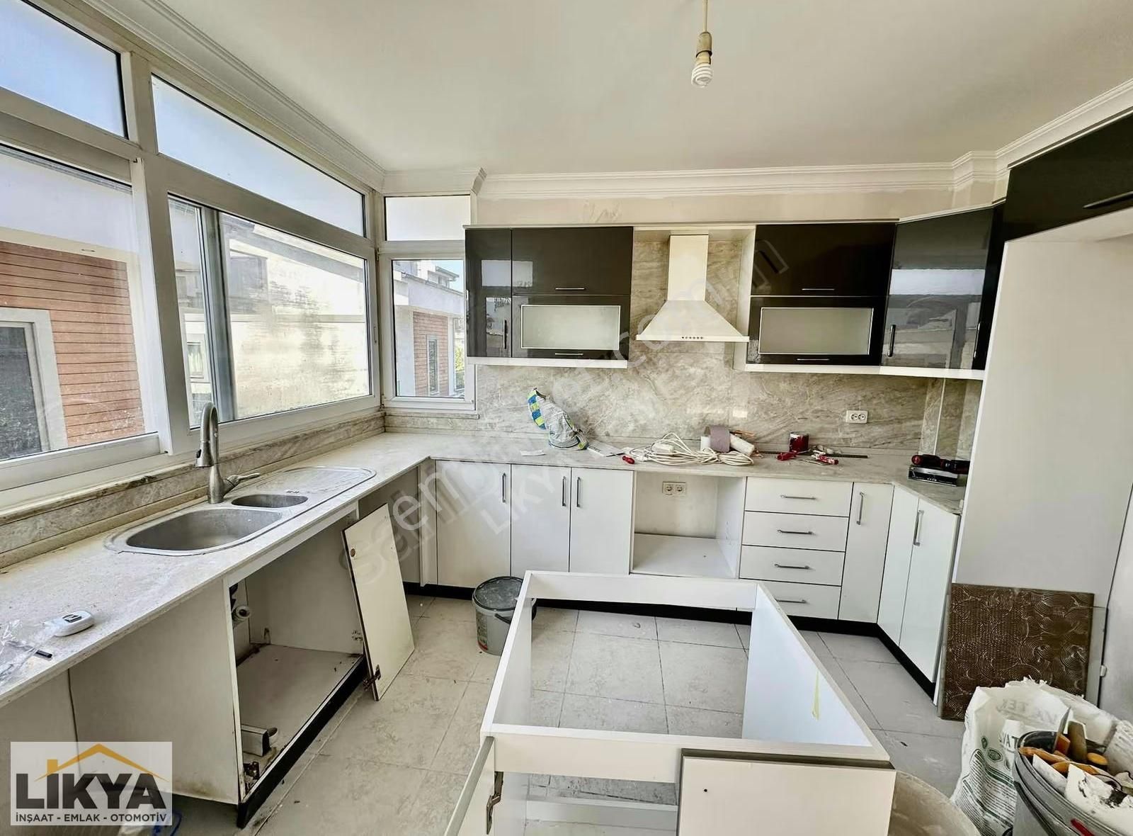 Akarca Mah. Sahile 100 M Konumda Aynı Bina Da 2 Adet Eşyasız