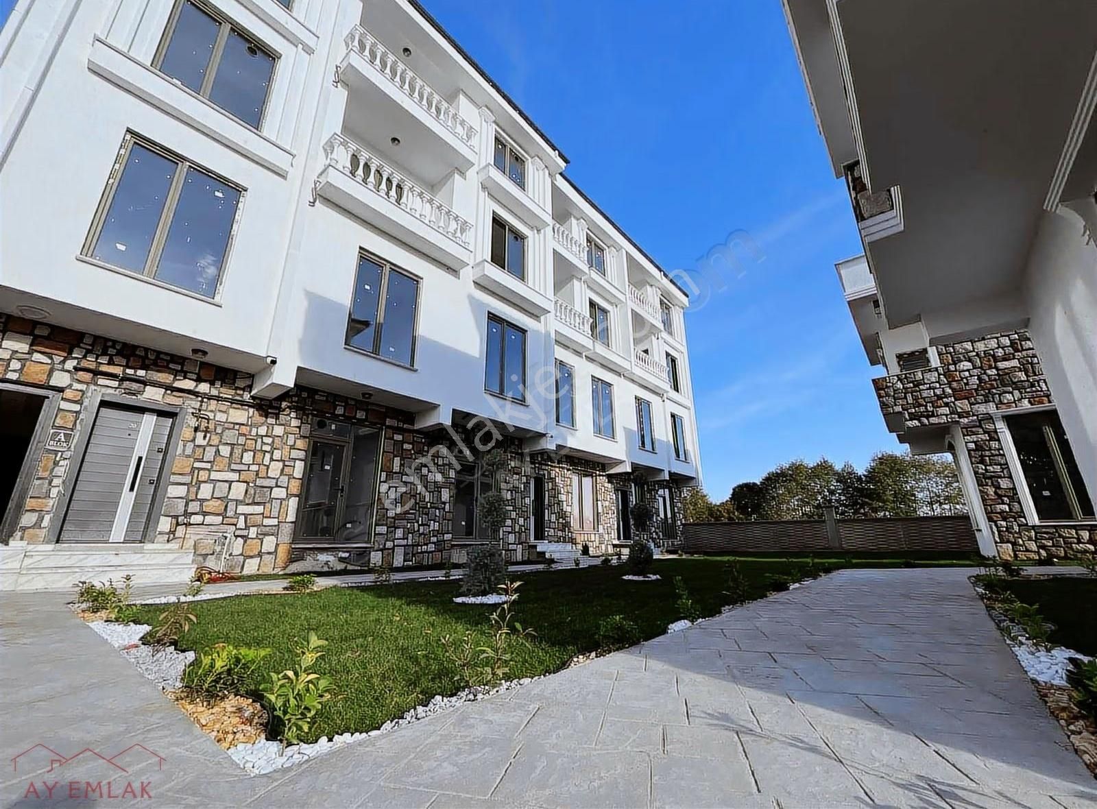 Cadde Üzeri Havuzlu Asansörlü Ultra Lüks 1+1 Daire.