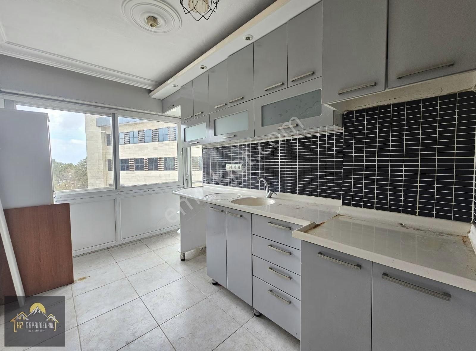 Kuşadası İnönü Bulvarı'nda Kiralık 2+1 Daire