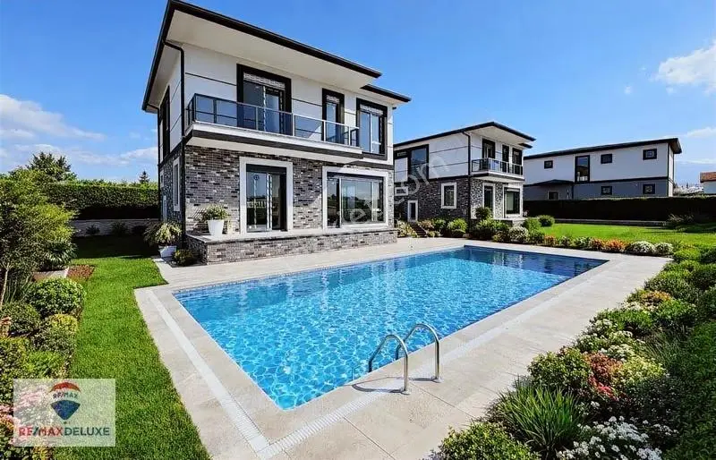 Kartepe Rahmiye'de Satılık Müstakil Havuzlu Villa