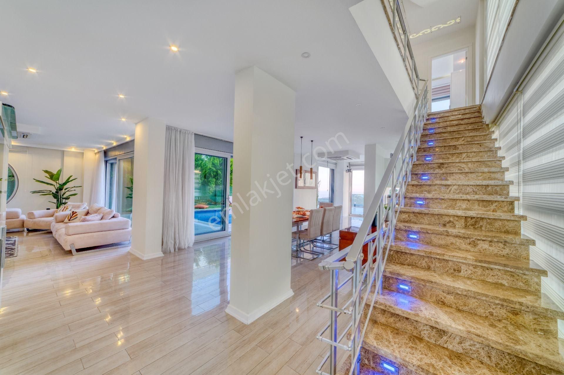 Alanya Bektaş’ta Panoramik Manzaralı, Özel Havuzlu 5+1 Lüks Tripleks Villa - Görsel 11