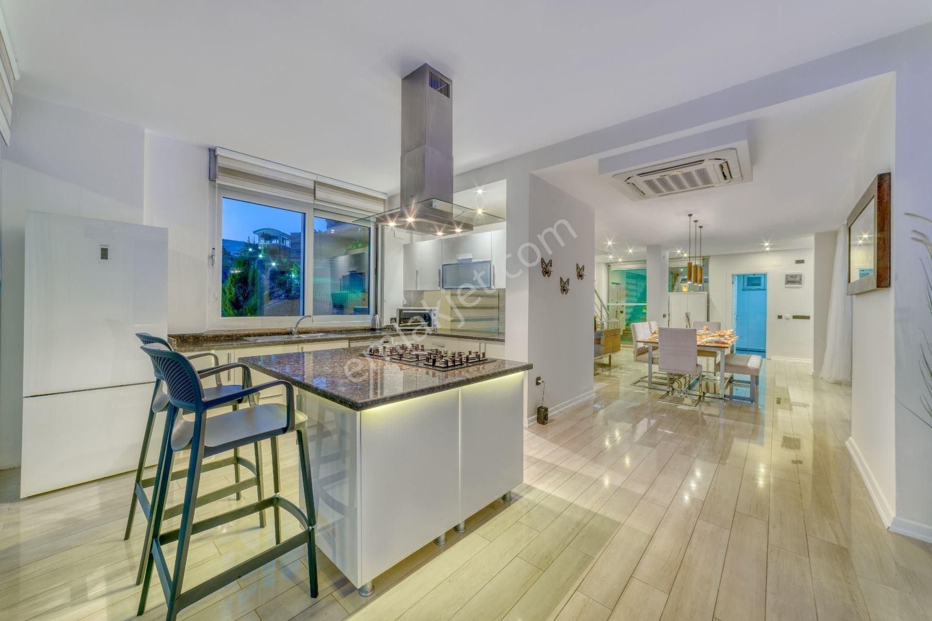 Alanya Bektaş’ta Panoramik Manzaralı, Özel Havuzlu 5+1 Lüks Tripleks Villa - Görsel 16