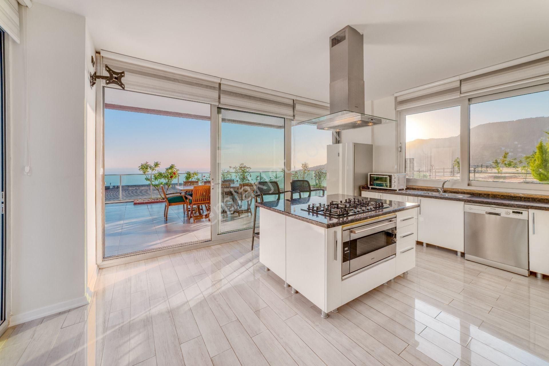 Alanya Bektaş’ta Panoramik Manzaralı, Özel Havuzlu 5+1 Lüks Tripleks Villa - Görsel 13