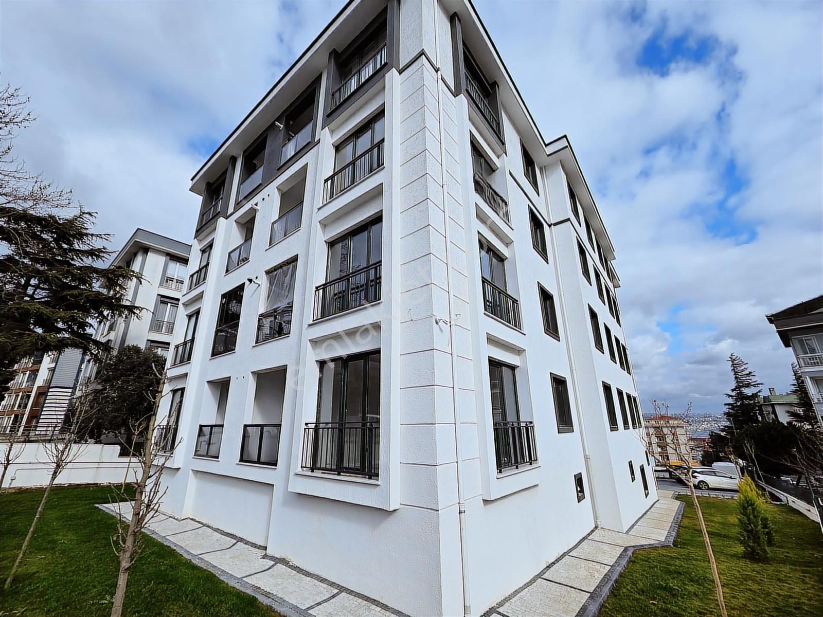Büyükçekmece Muratçeşmede Göl & Deniz Manzaralı Lüks 3+1 Satılık