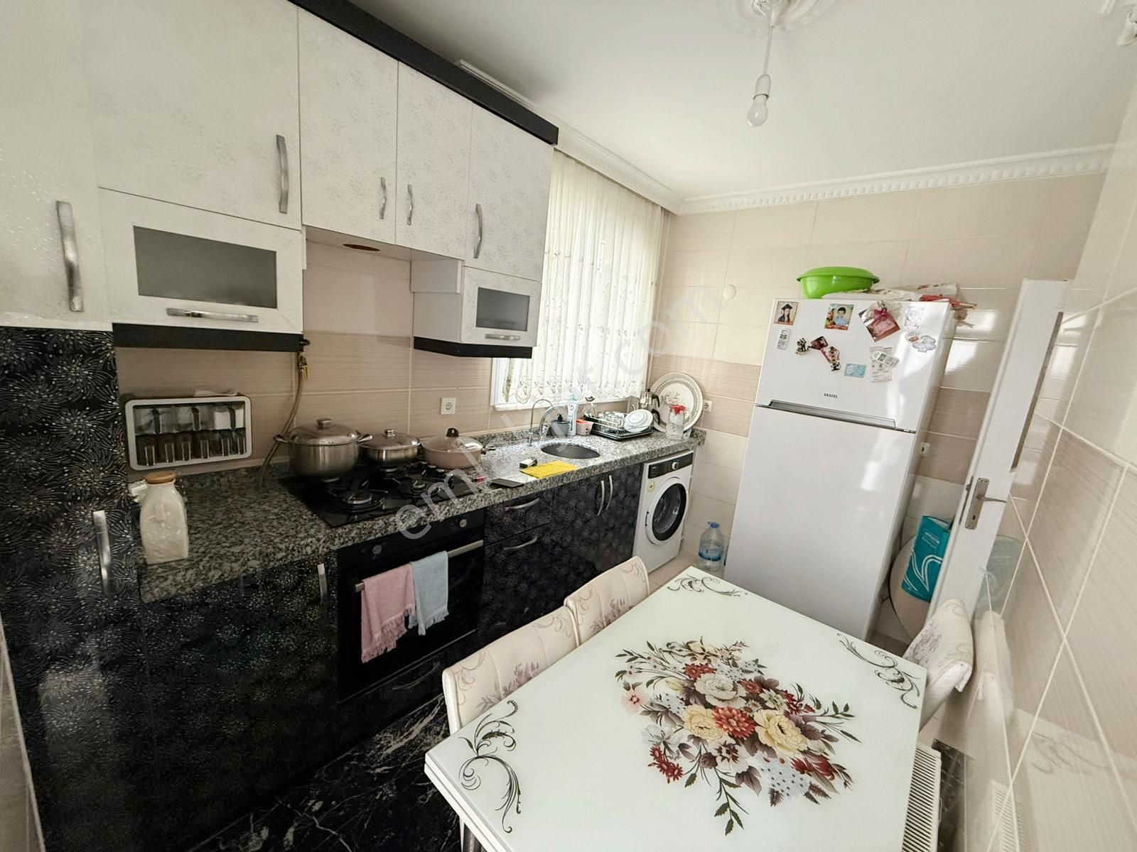 Fatih Emlak Tan Kat Mülkiyetli Metro Metrobuse Yakın 2+1 Ara Kat Daire