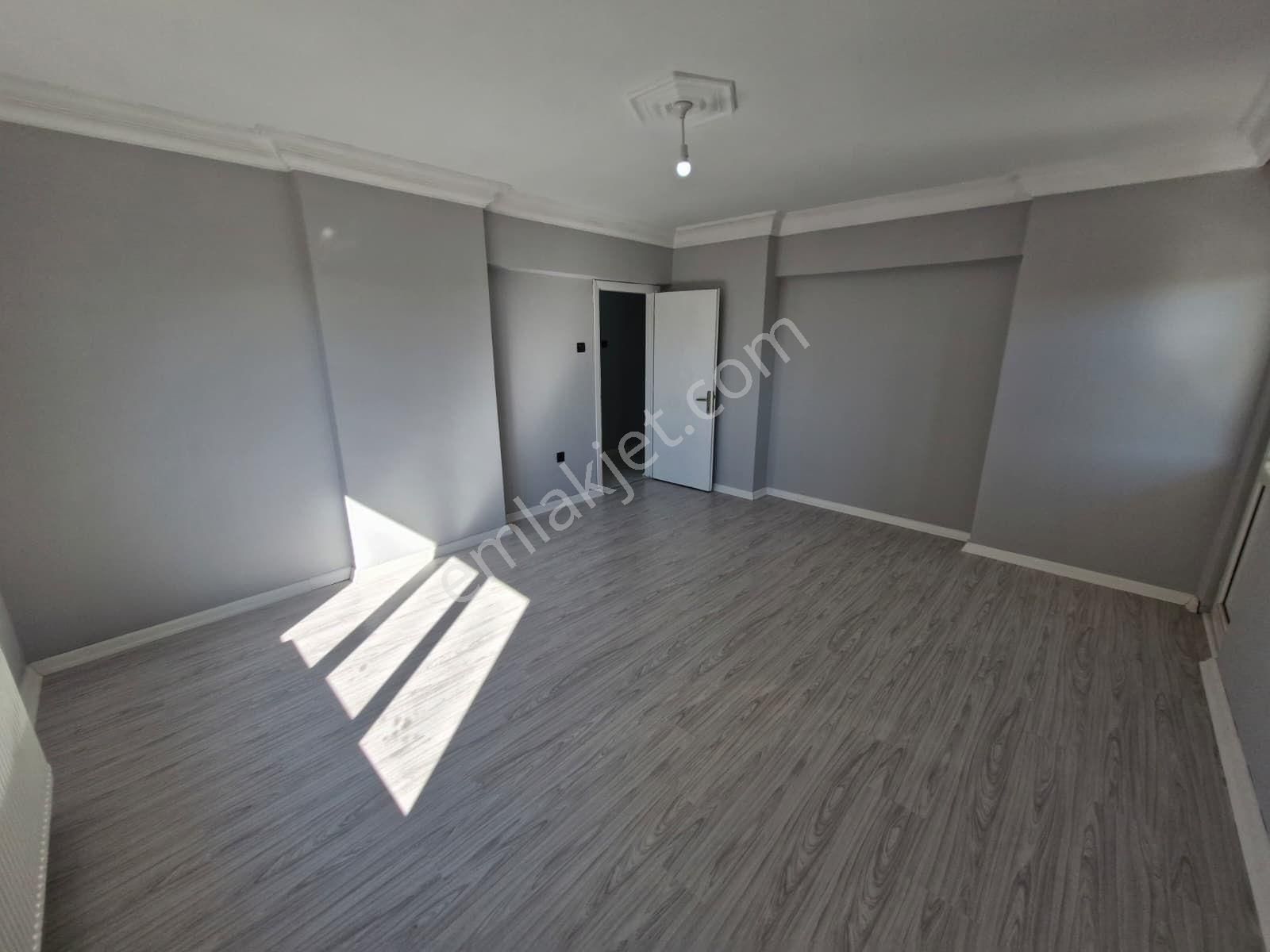 Çukurova Belediye Evlerinde Satılık 3+1 K.mutfak Daire