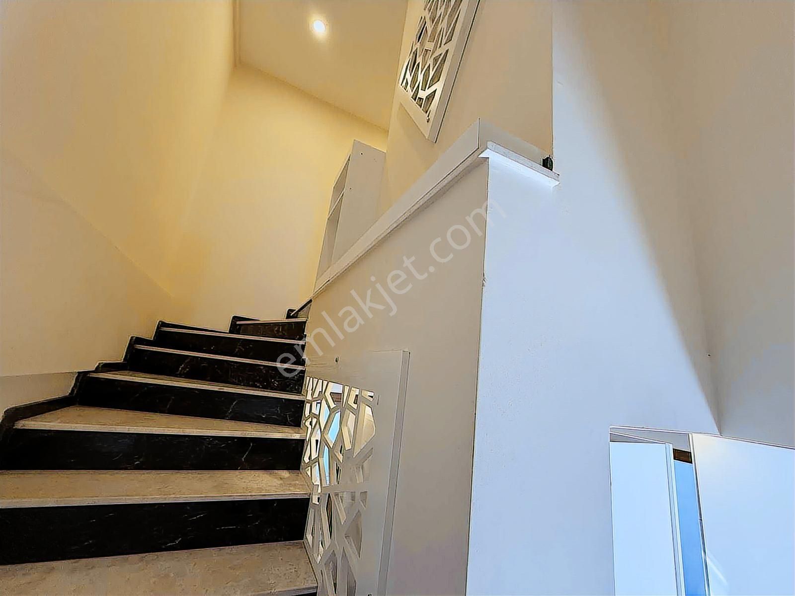 Kuşadası Davutlar'da Satılık Köşe Başı Eşyalı Villa - Görsel 2