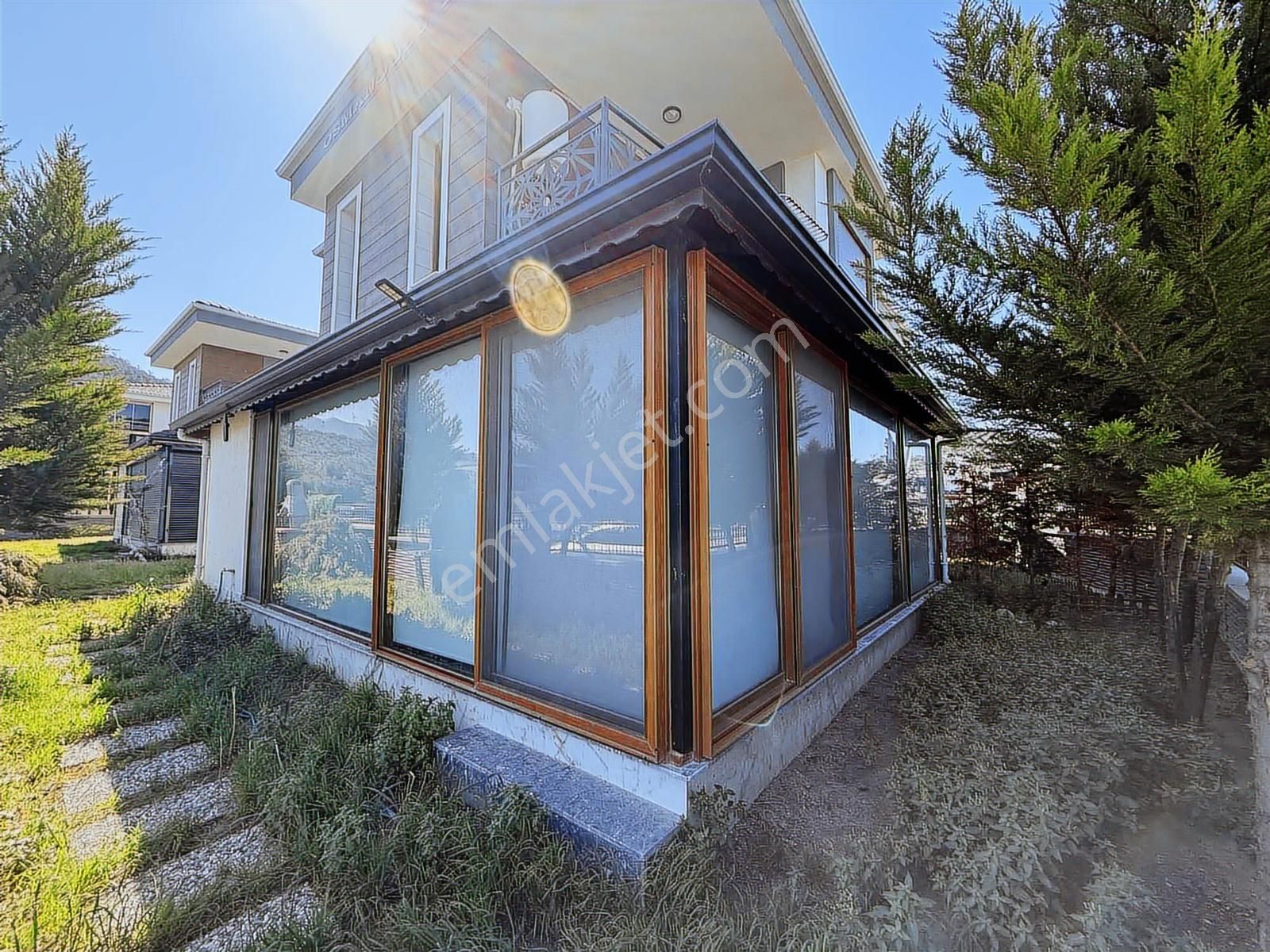 Kuşadası Davutlar'da Satılık Köşe Başı Eşyalı Villa