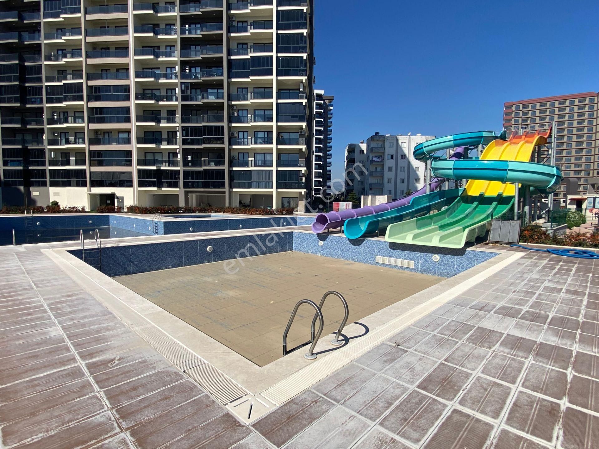 Erdemli Çeşmeli Mah.de Deniz Manzaralı & Aqua Parklı & Spor Salonlu & Full Eşyalı 2+1 Daire