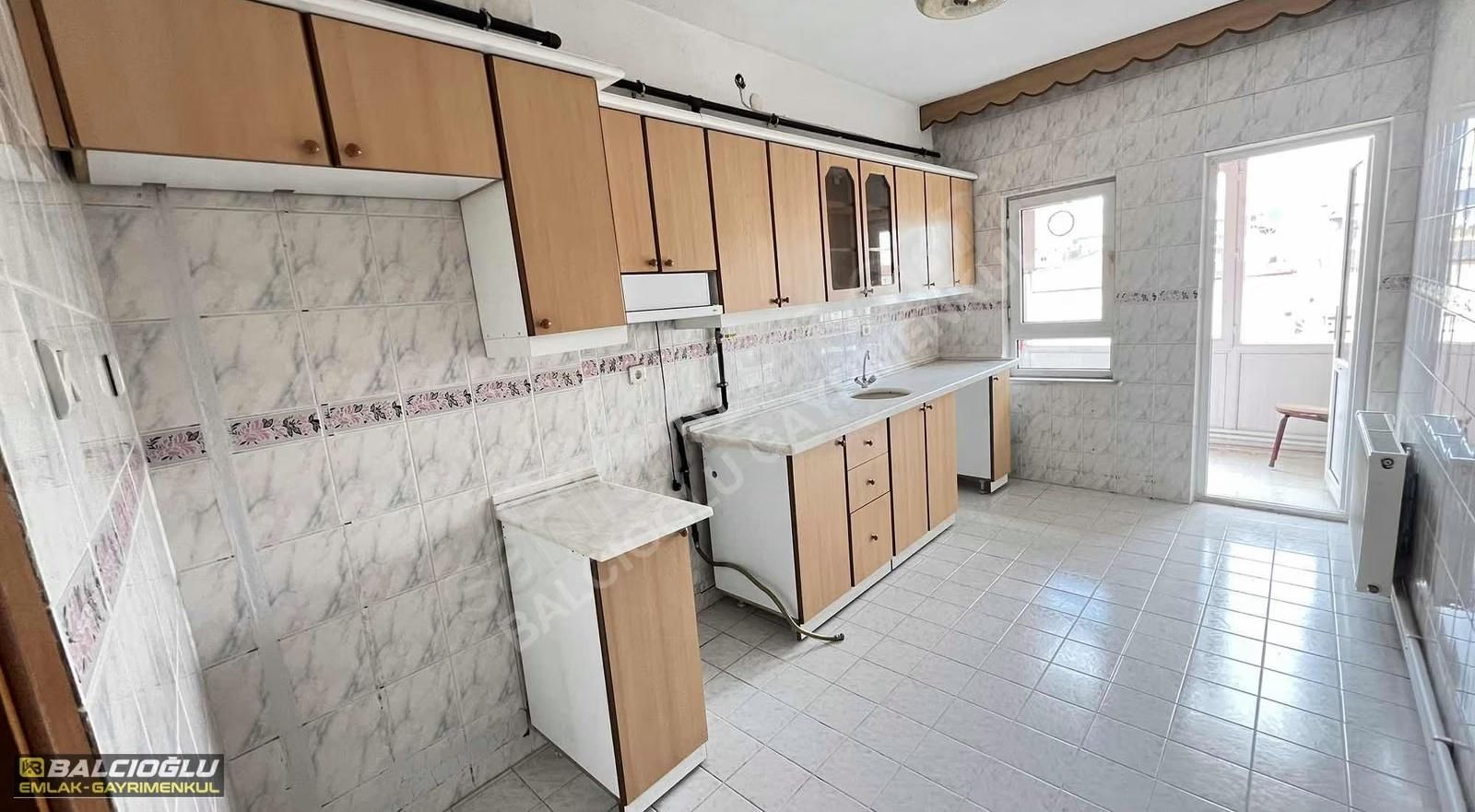 Balcıoğlu Emlaktan Çarşı Merkezde Ara Kat 2+1 Satılık Daire