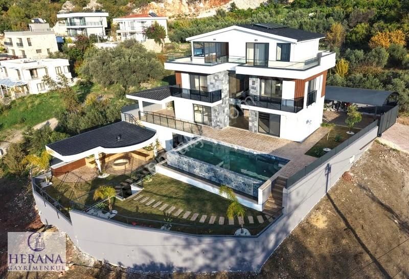 Denize Nazır Fourleks Geniş Ferah Şık Ve Lüks Satılık Villa - Görsel 26